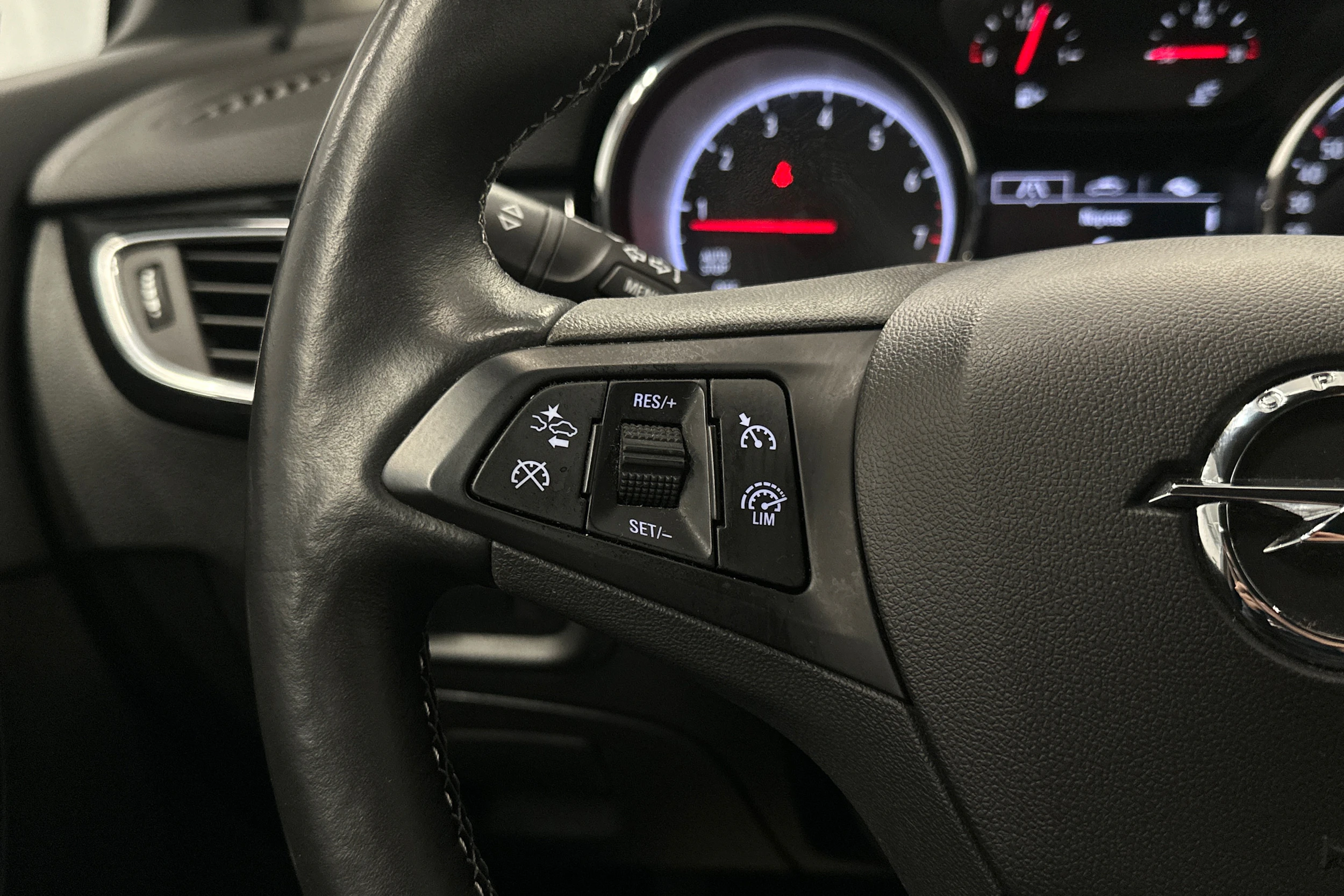 sininen Opel Astra 2017 kuva 16.