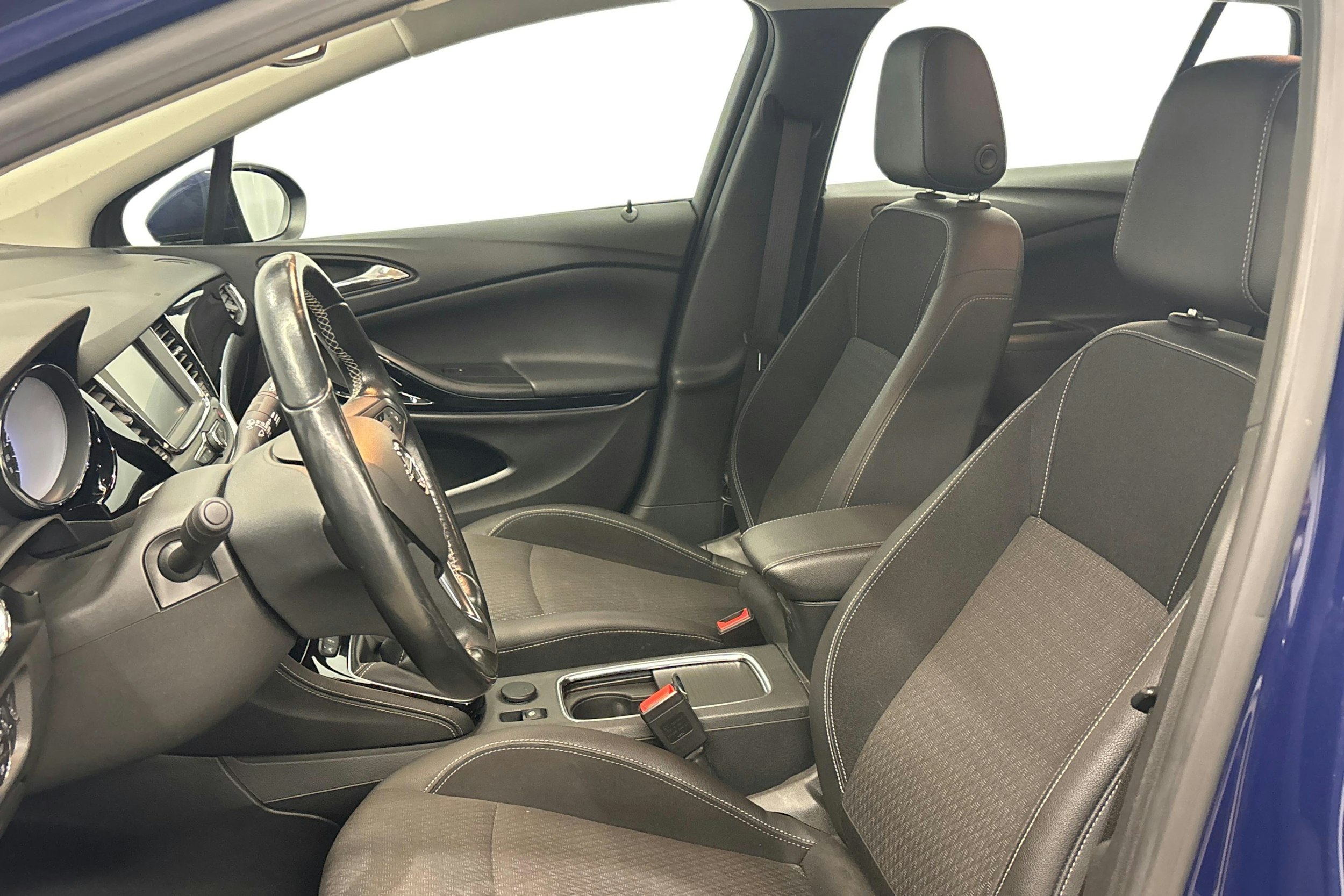 sininen Opel Astra 2017 kuva 9.