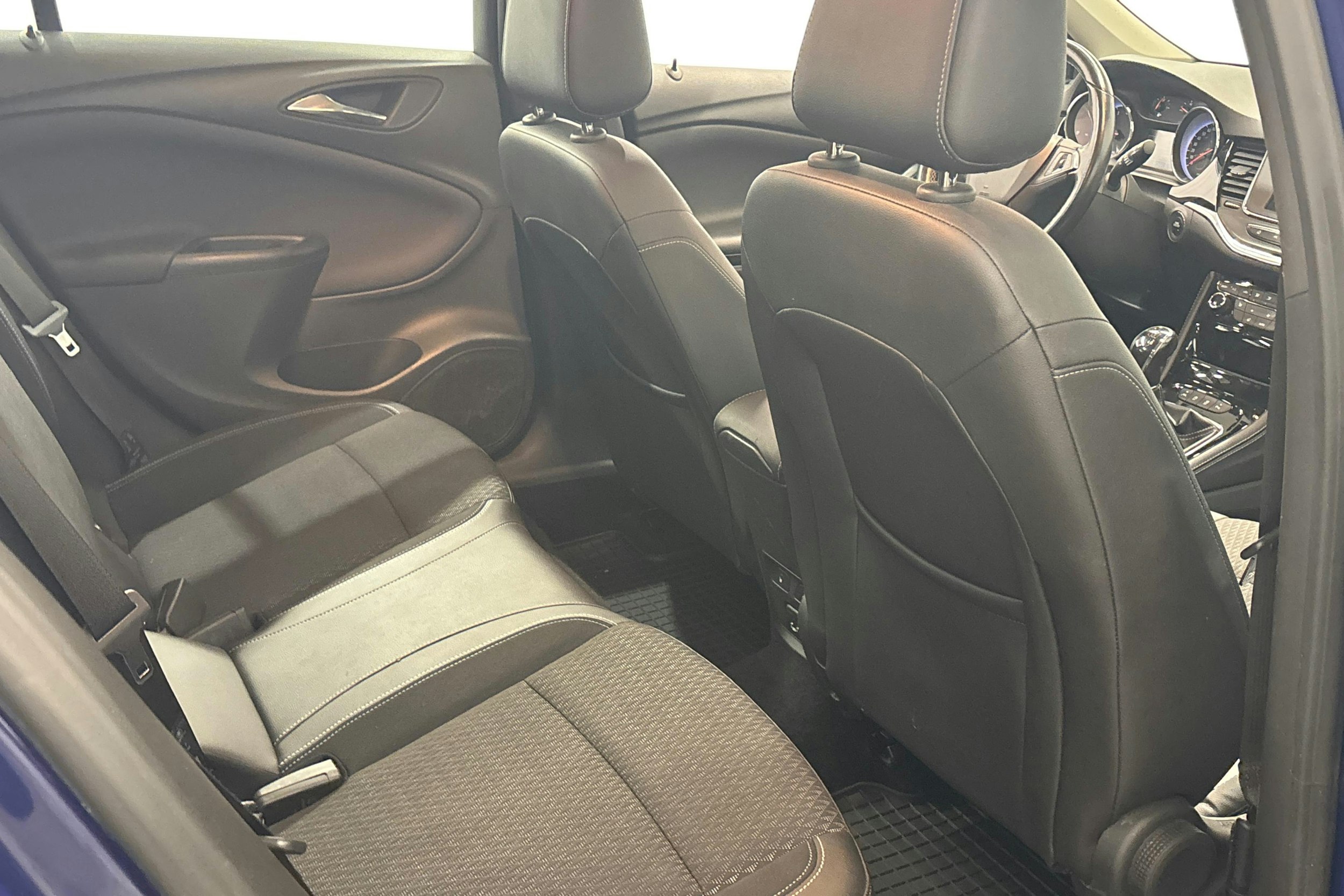 sininen Opel Astra 2017 kuva 11.