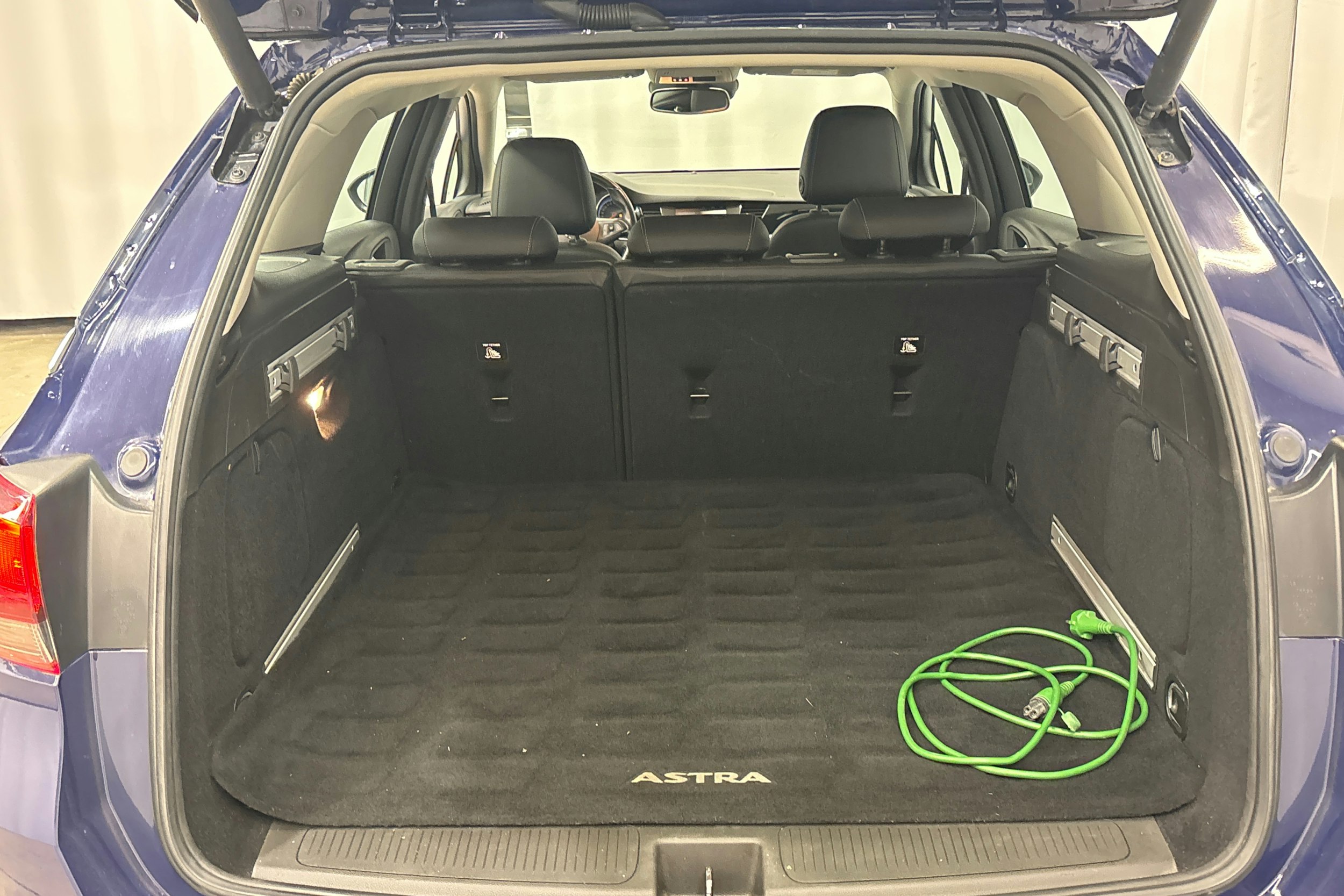 sininen Opel Astra 2017 kuva 14.