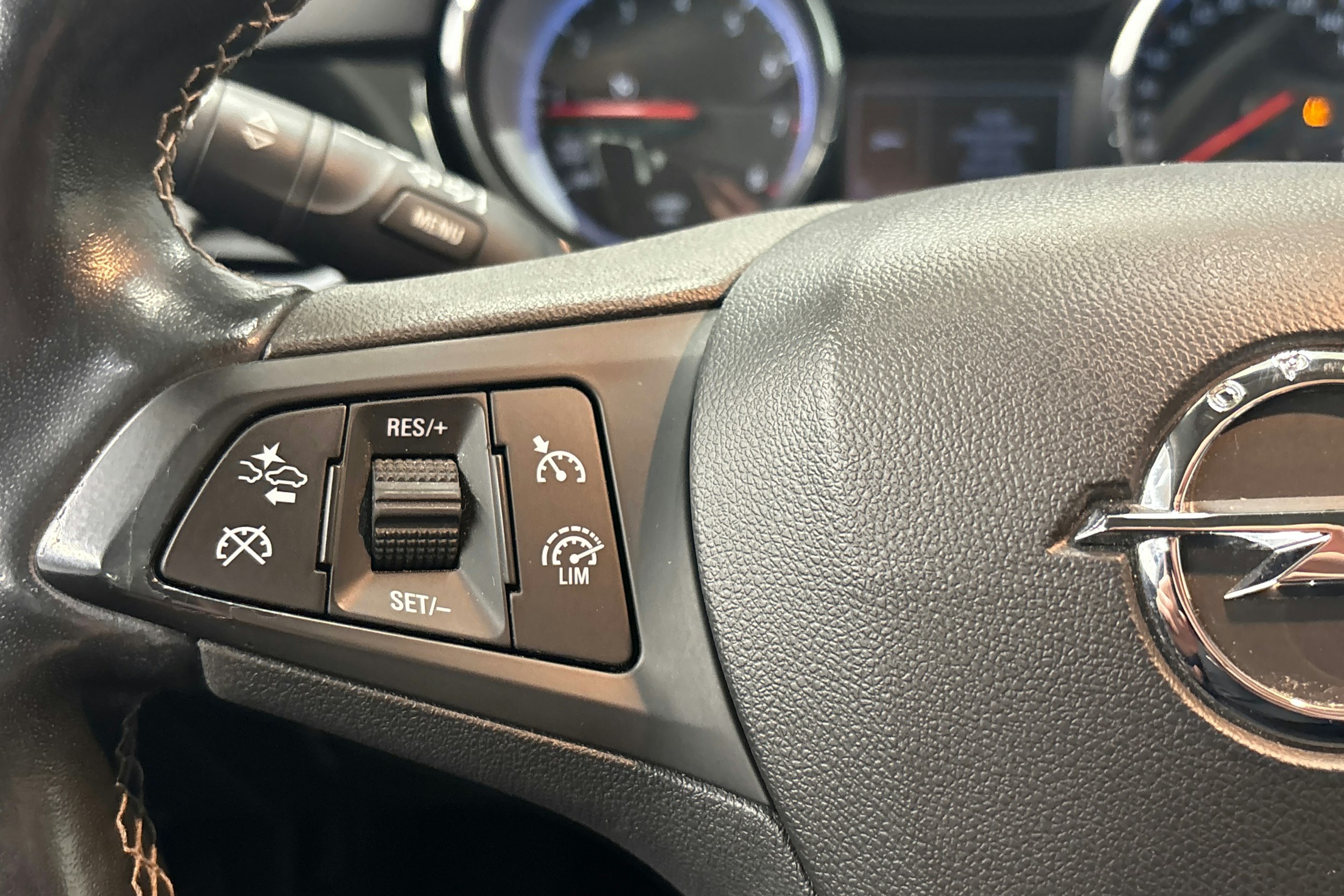 sininen Opel Astra 2017 kuva 17.