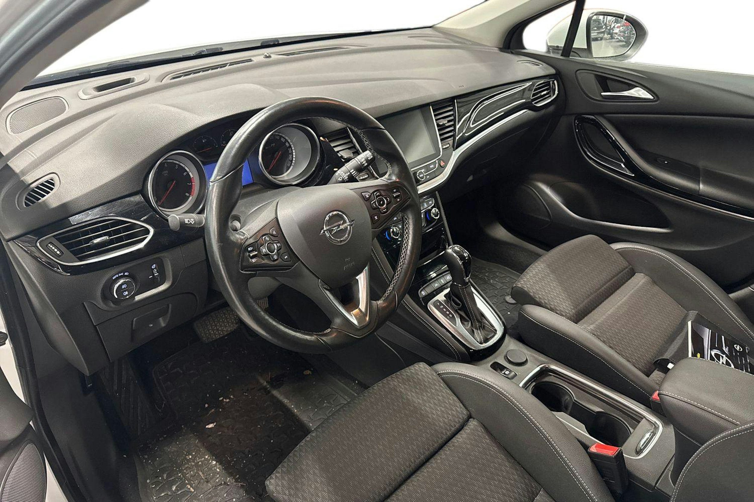 valkoinen Opel Astra 2017 kuva 3.