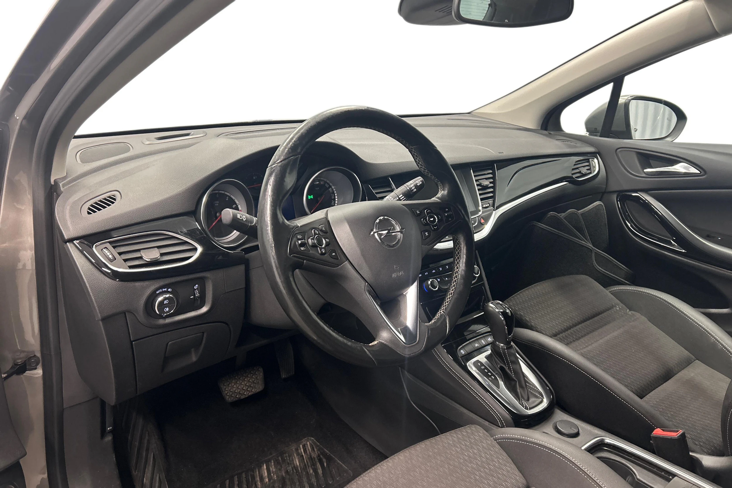 Ruskea (beige) Opel ASTRA 2017 kuva 8.