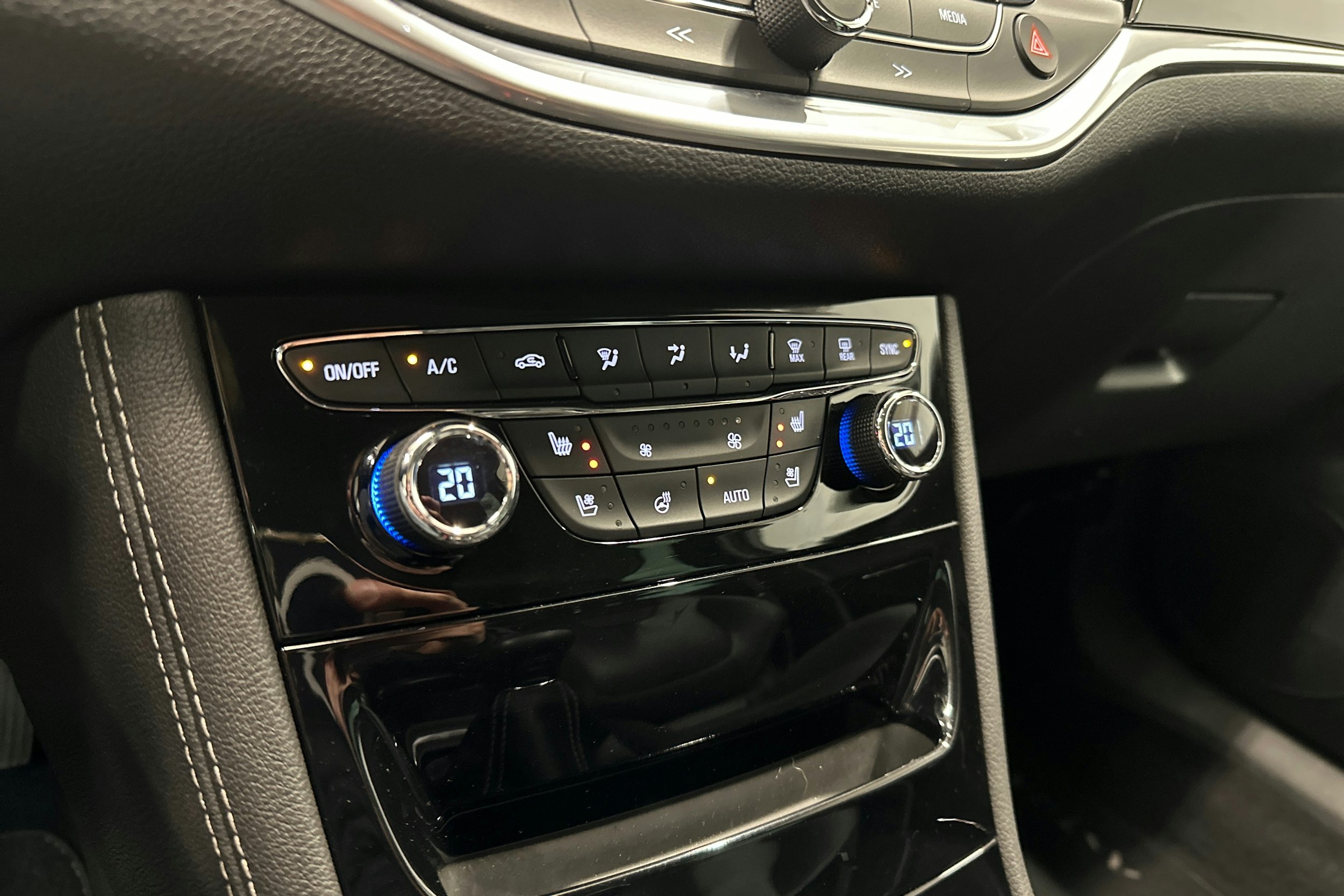 valkoinen Opel Astra 2017 kuva 17.