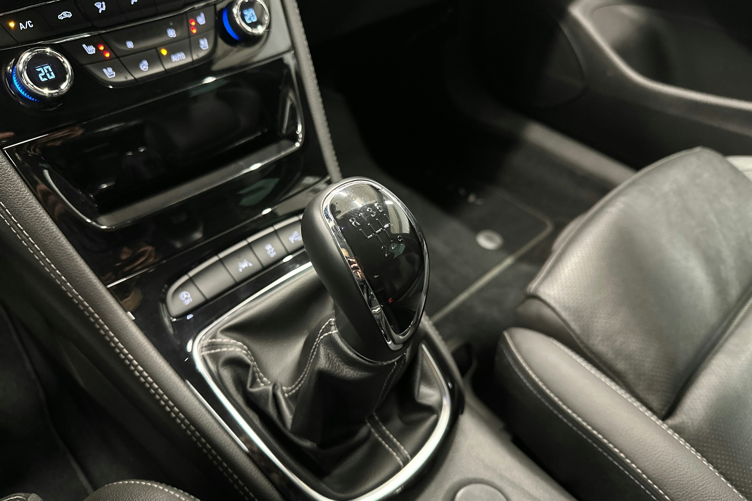 valkoinen Opel Astra 2017 kuva 18.