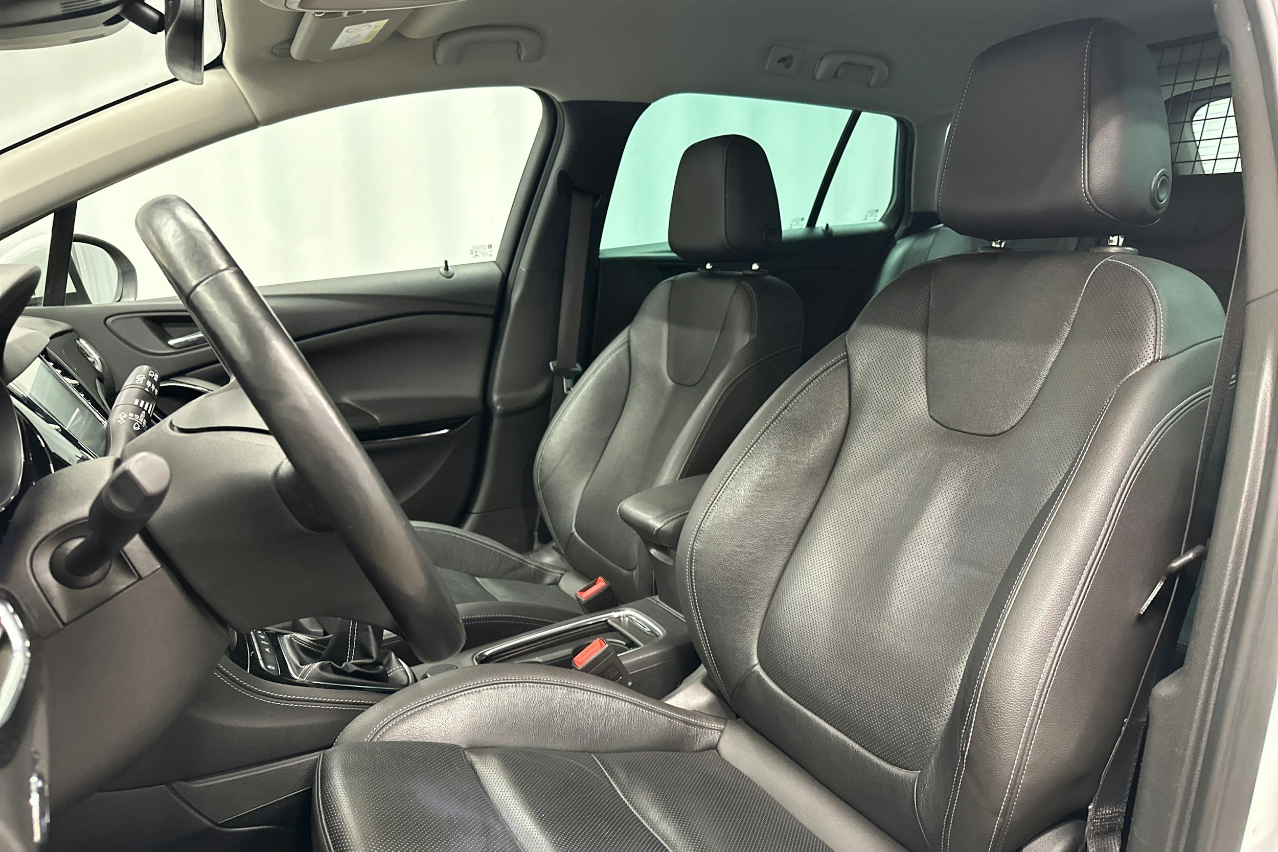 valkoinen Opel Astra 2017 kuva 23.
