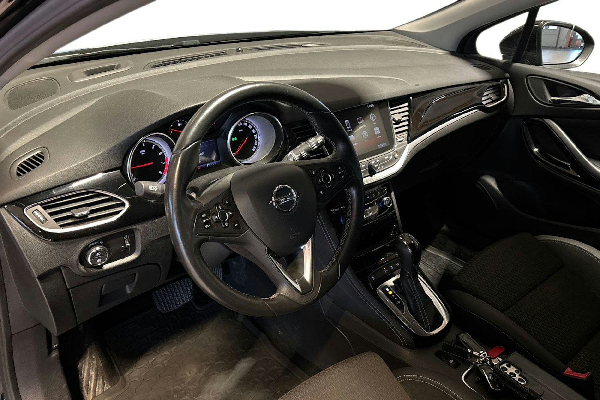 musta Opel Astra 2018 kuva 7.