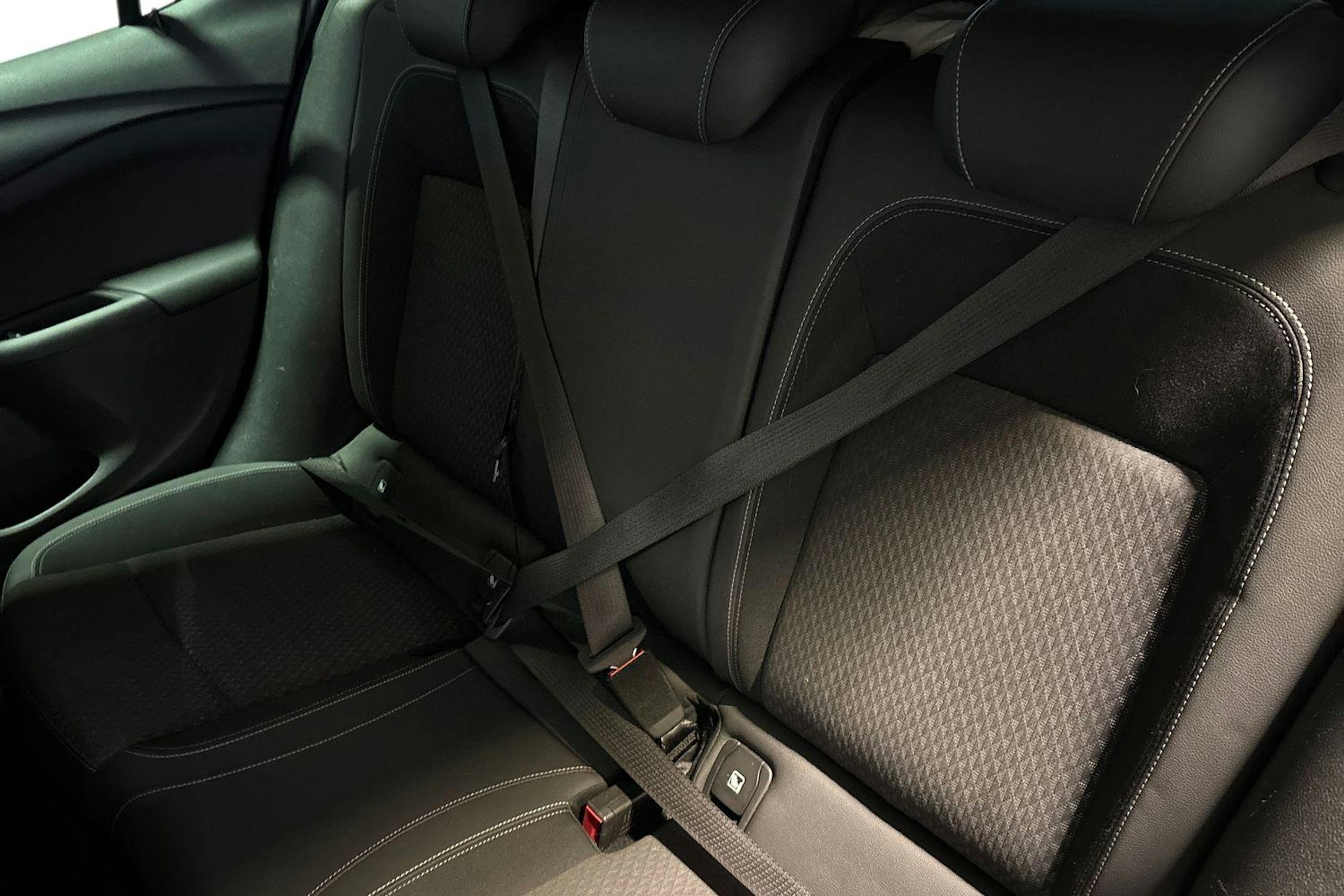 musta Opel Astra 2018 kuva 10.