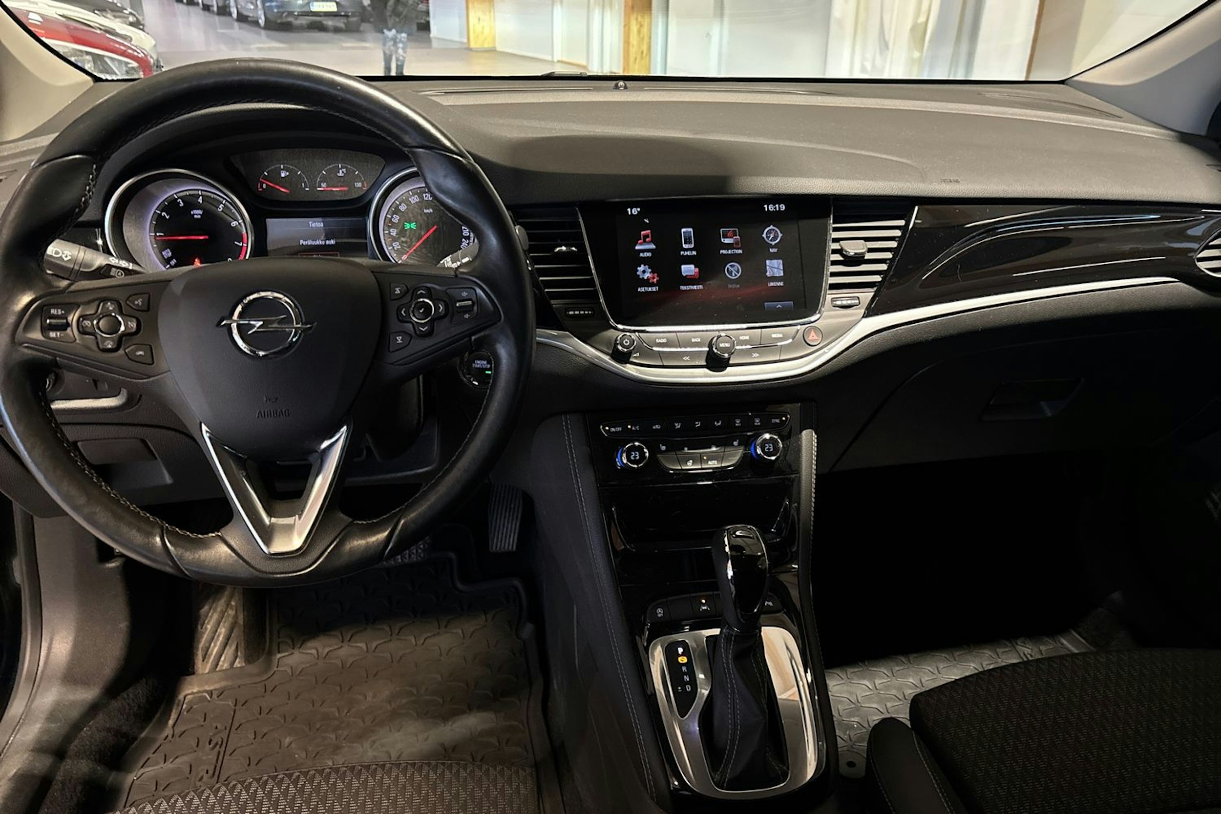 musta Opel Astra 2018 kuva 14.