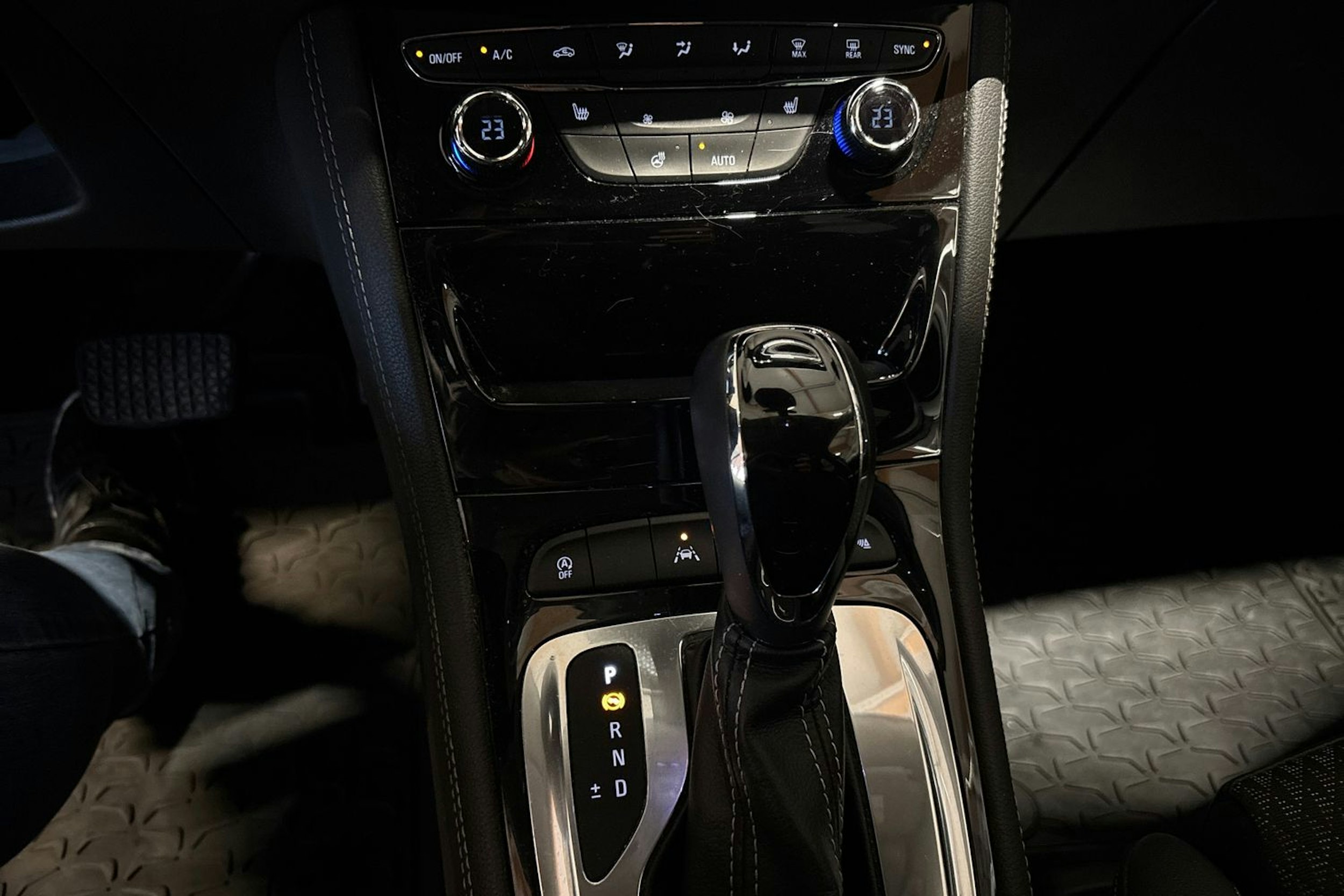 musta Opel Astra 2018 kuva 22.