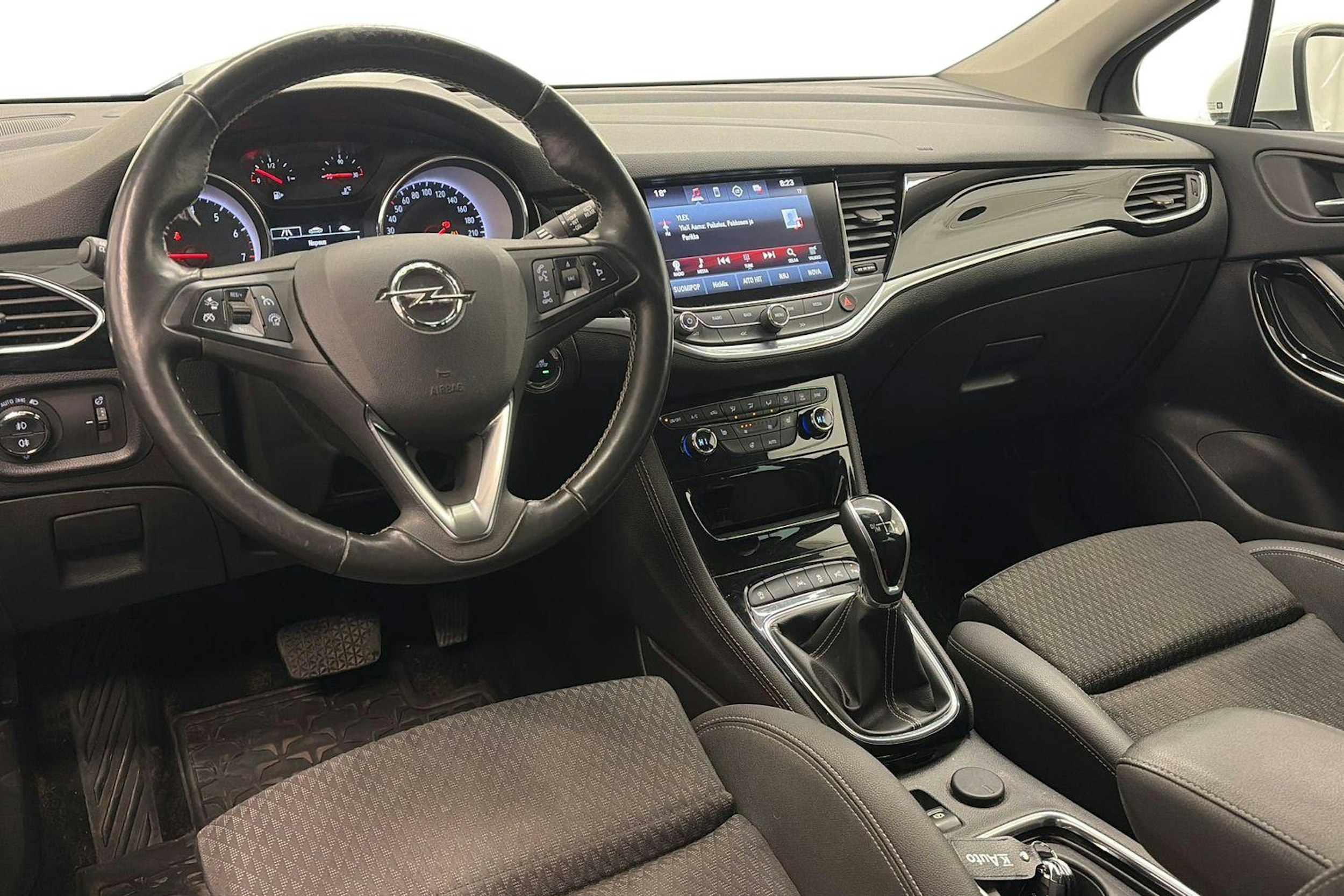 valkoinen Opel Astra 2018 kuva 7.