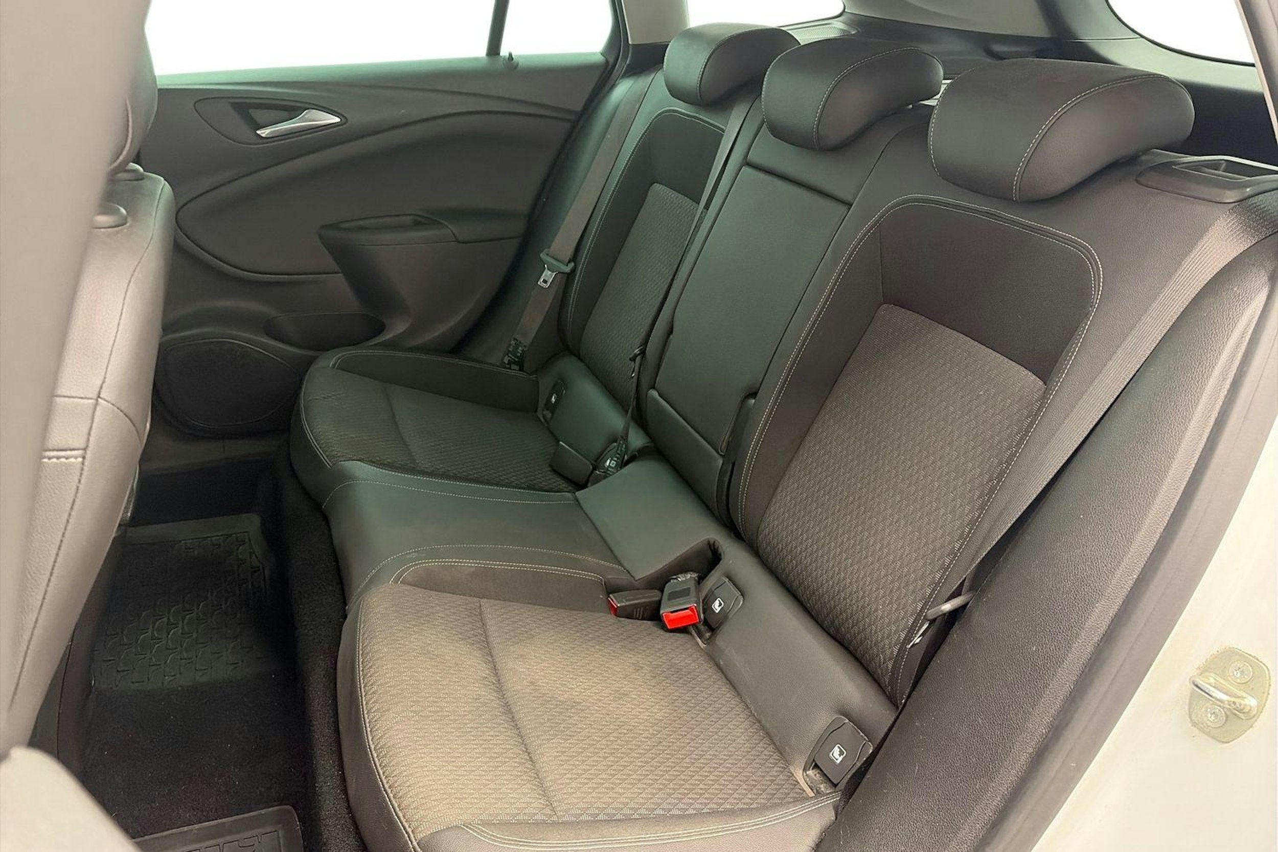 valkoinen Opel Astra 2018 kuva 10.