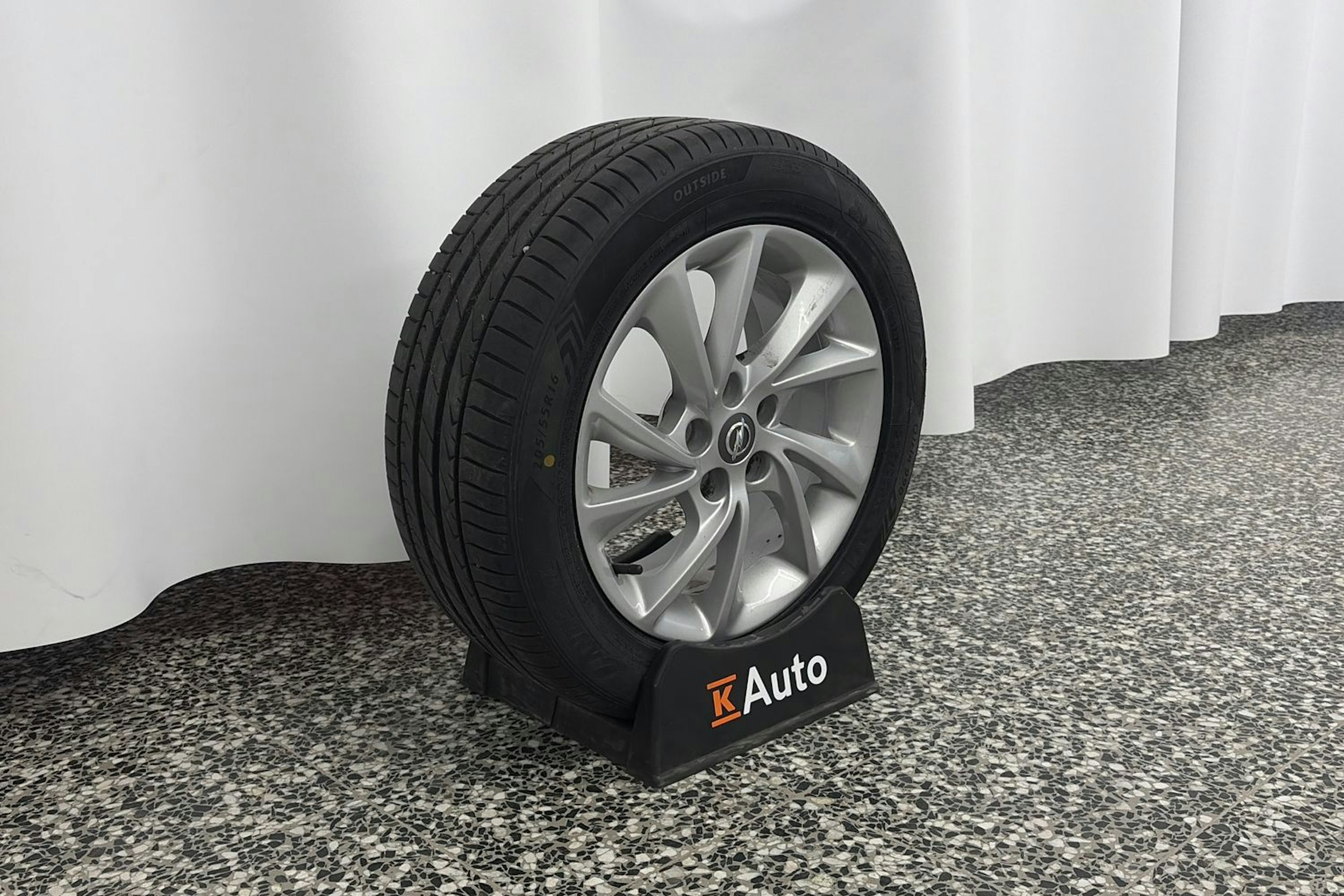 valkoinen Opel Astra 2018 kuva 13.