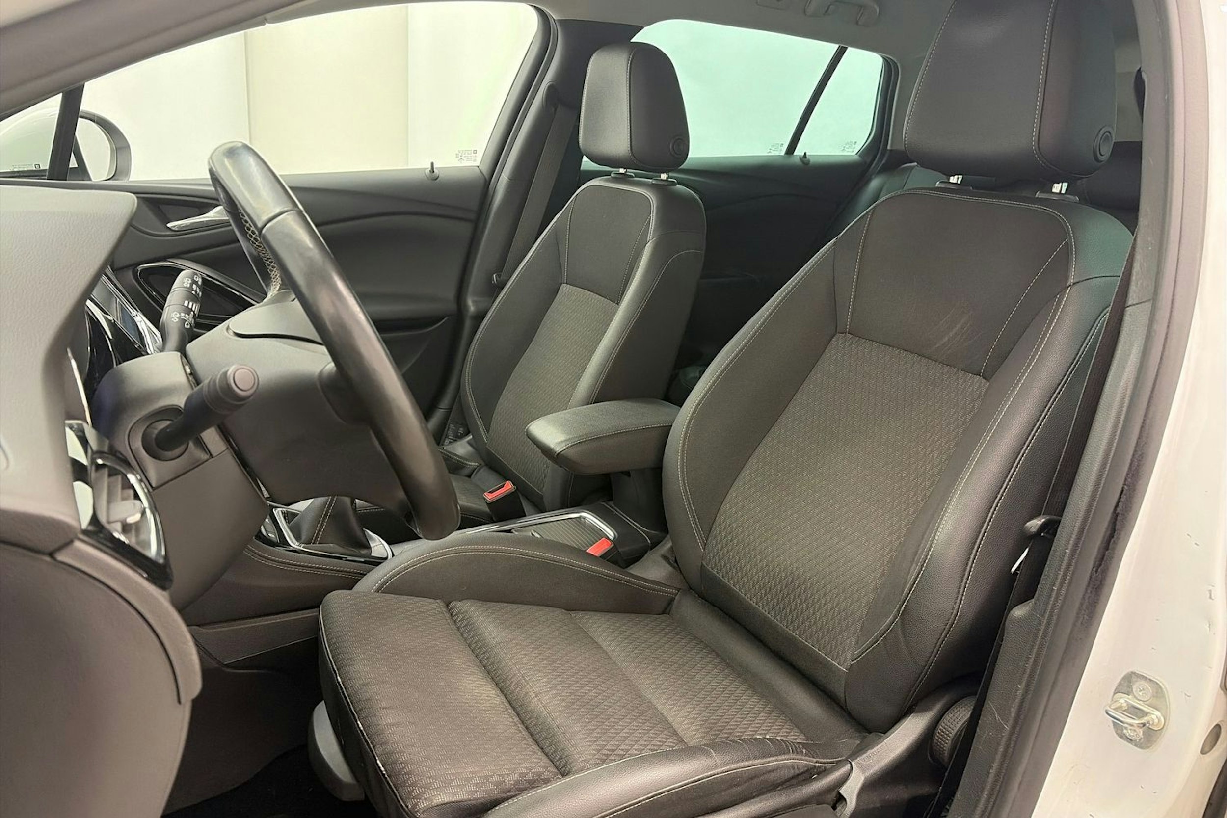 valkoinen Opel Astra 2018 kuva 14.