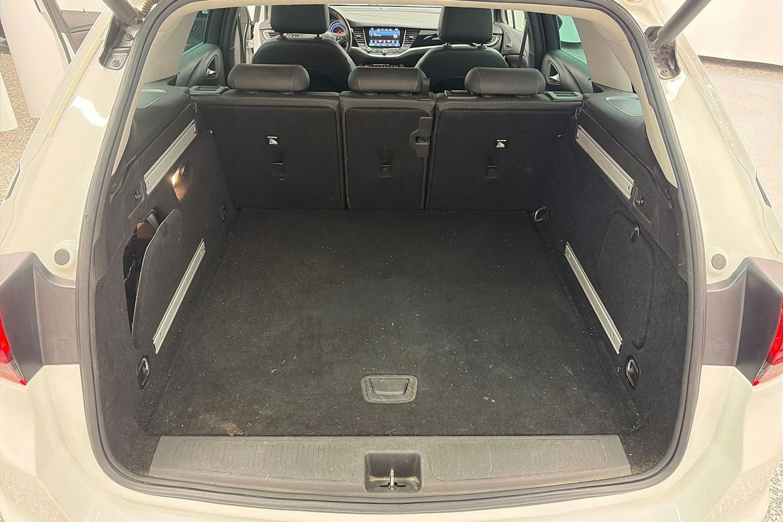 valkoinen Opel Astra 2018 kuva 15.