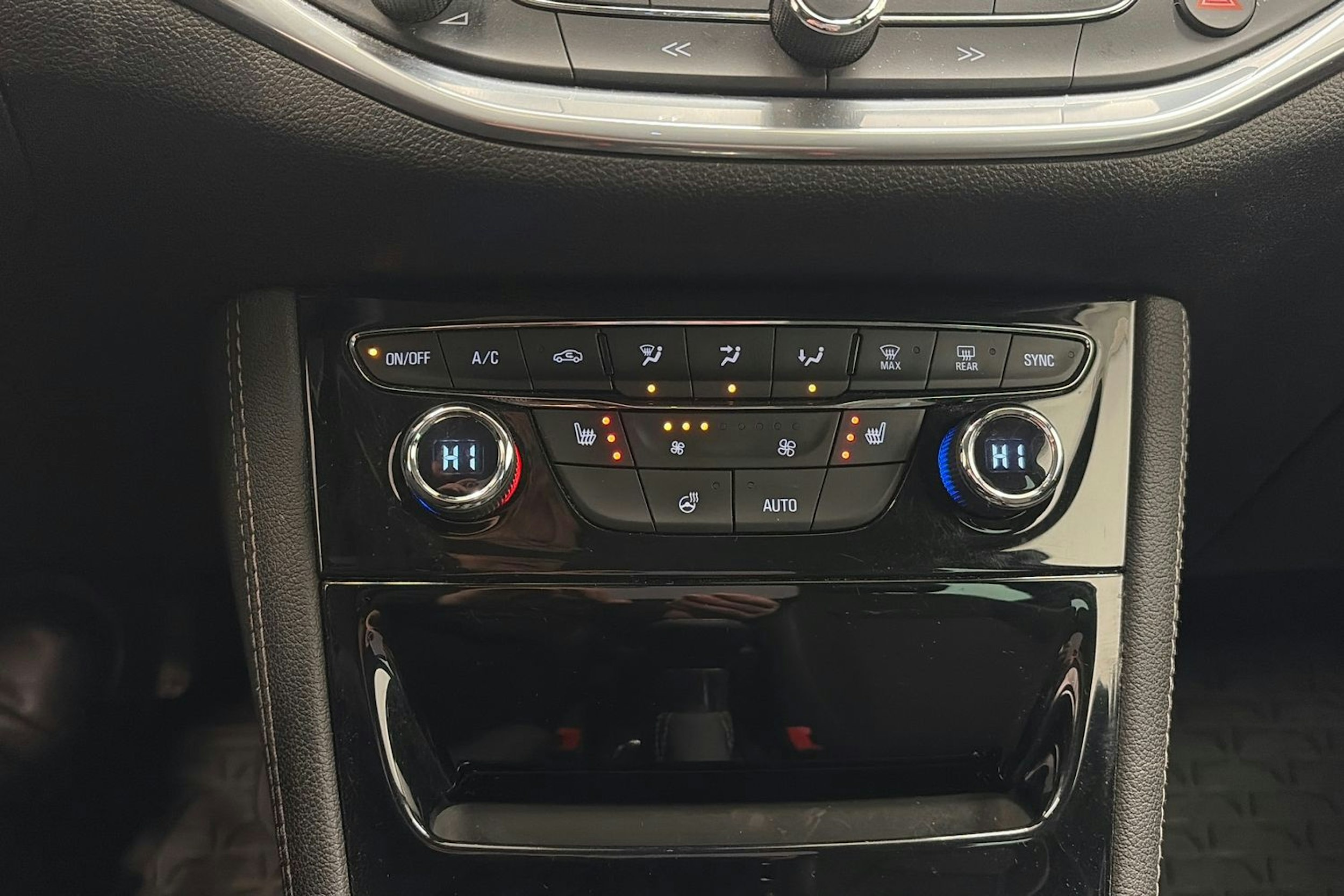 valkoinen Opel Astra 2018 kuva 21.