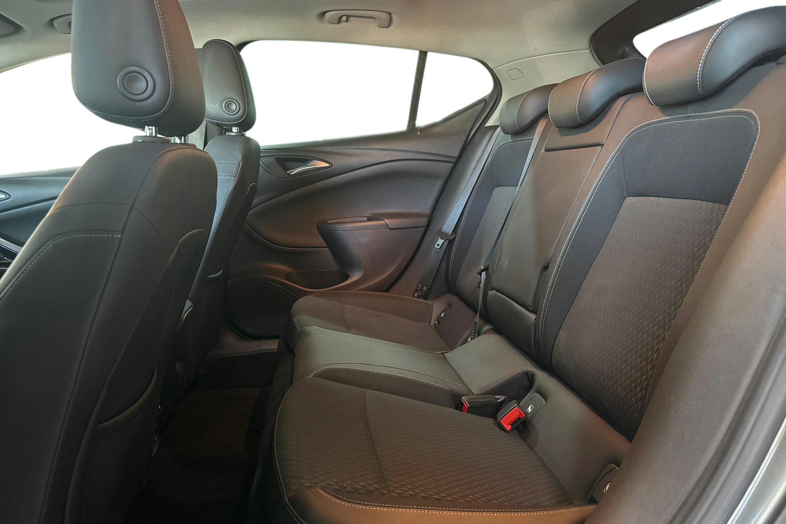 harmaa Opel Astra 2018 kuva 24.