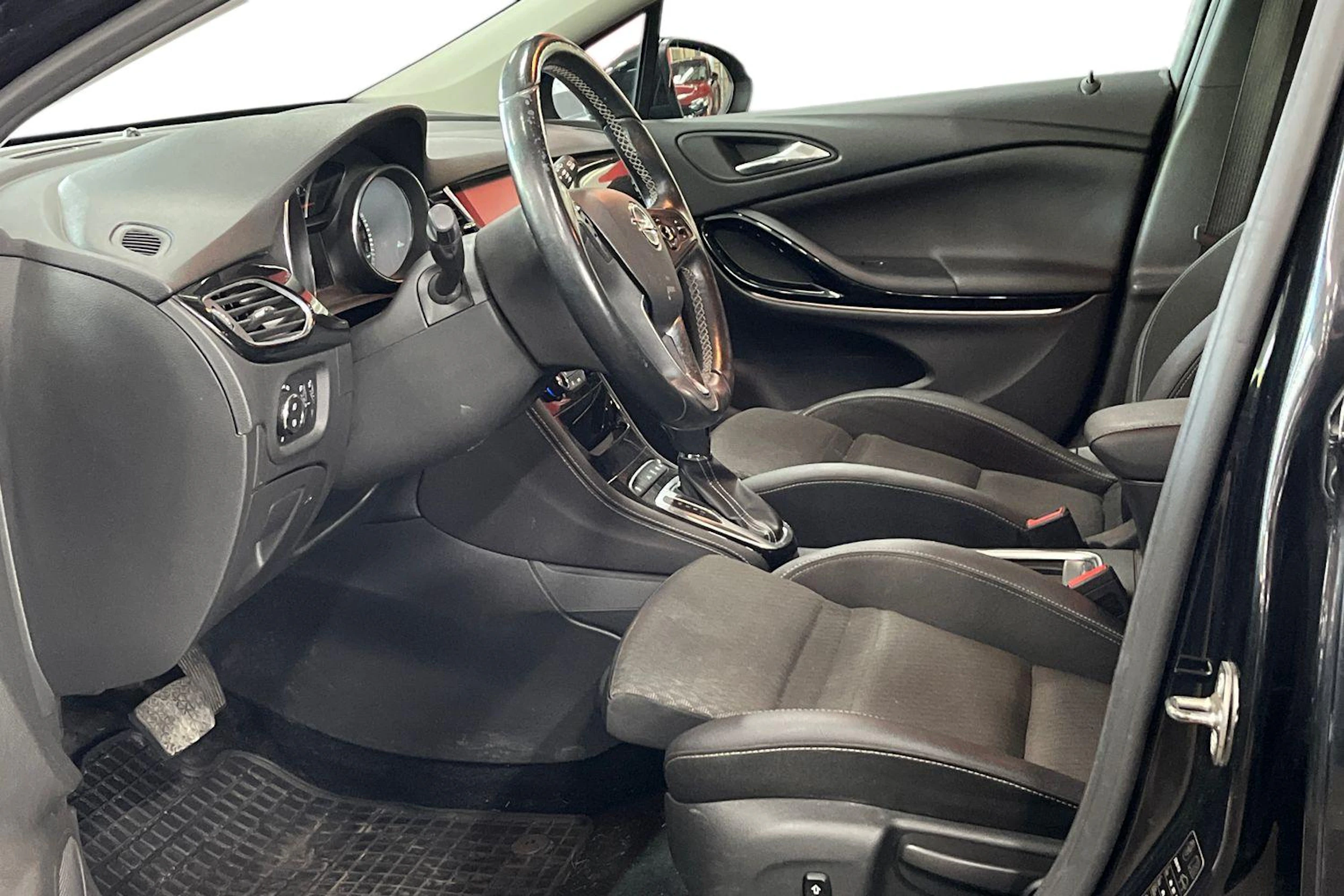 Musta Opel ASTRA 2018 kuva 3.