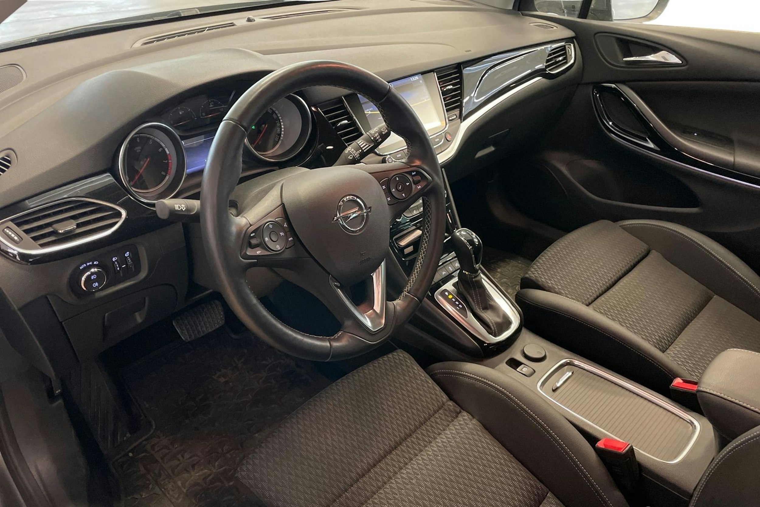 Harmaa Opel ASTRA 2018 kuva 3.