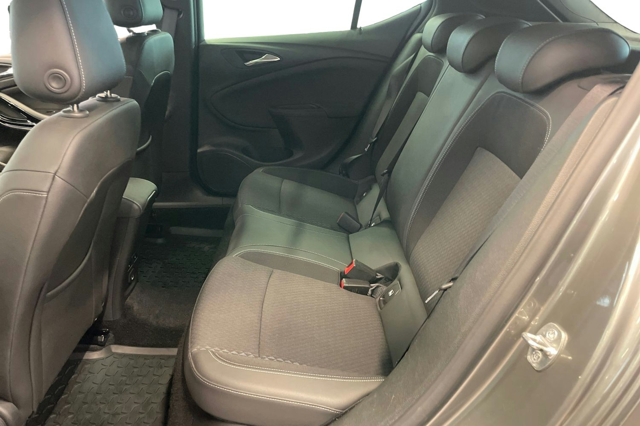 Harmaa Opel ASTRA 2018 kuva 10.