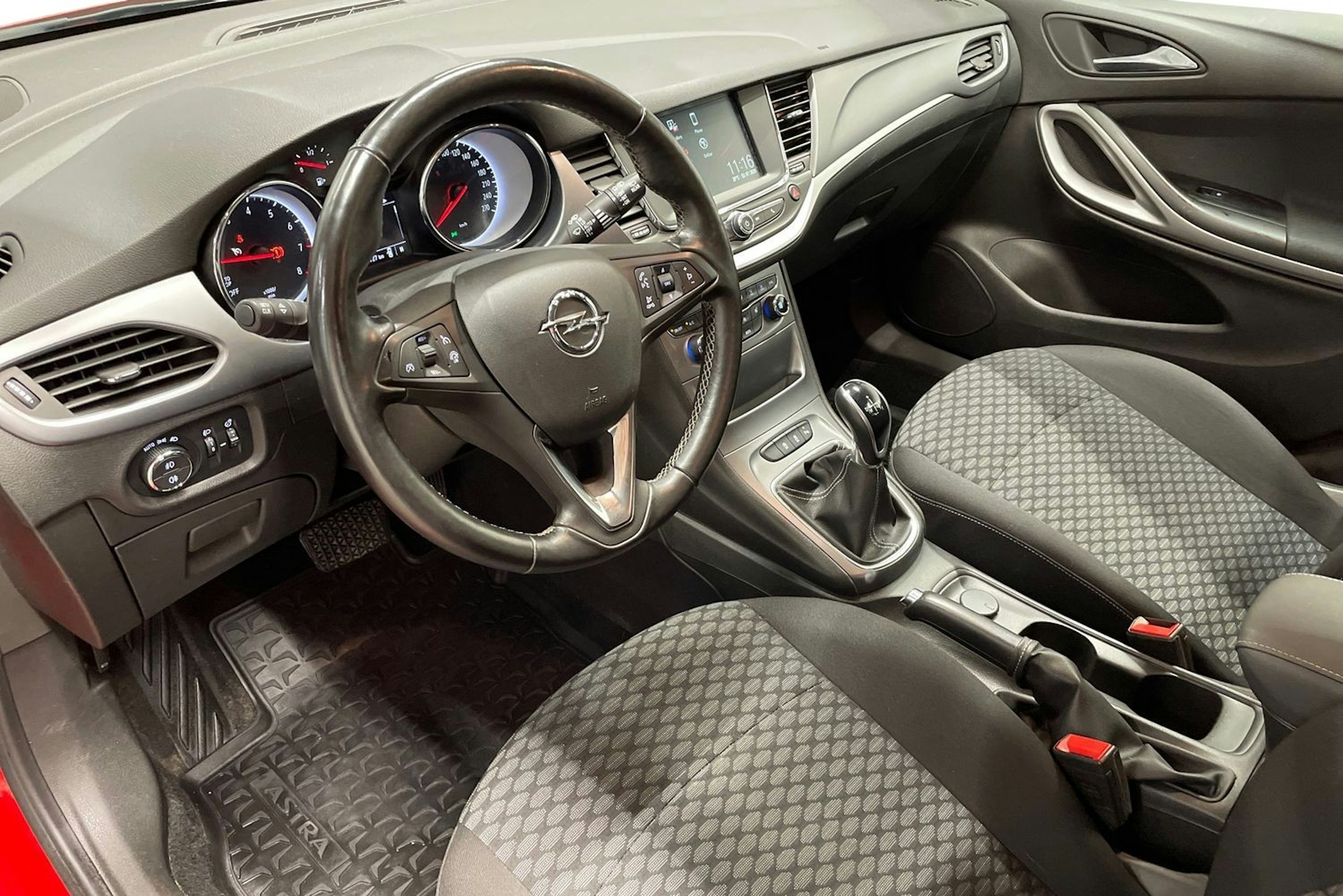 punainen Opel Astra 2018 kuva 6.