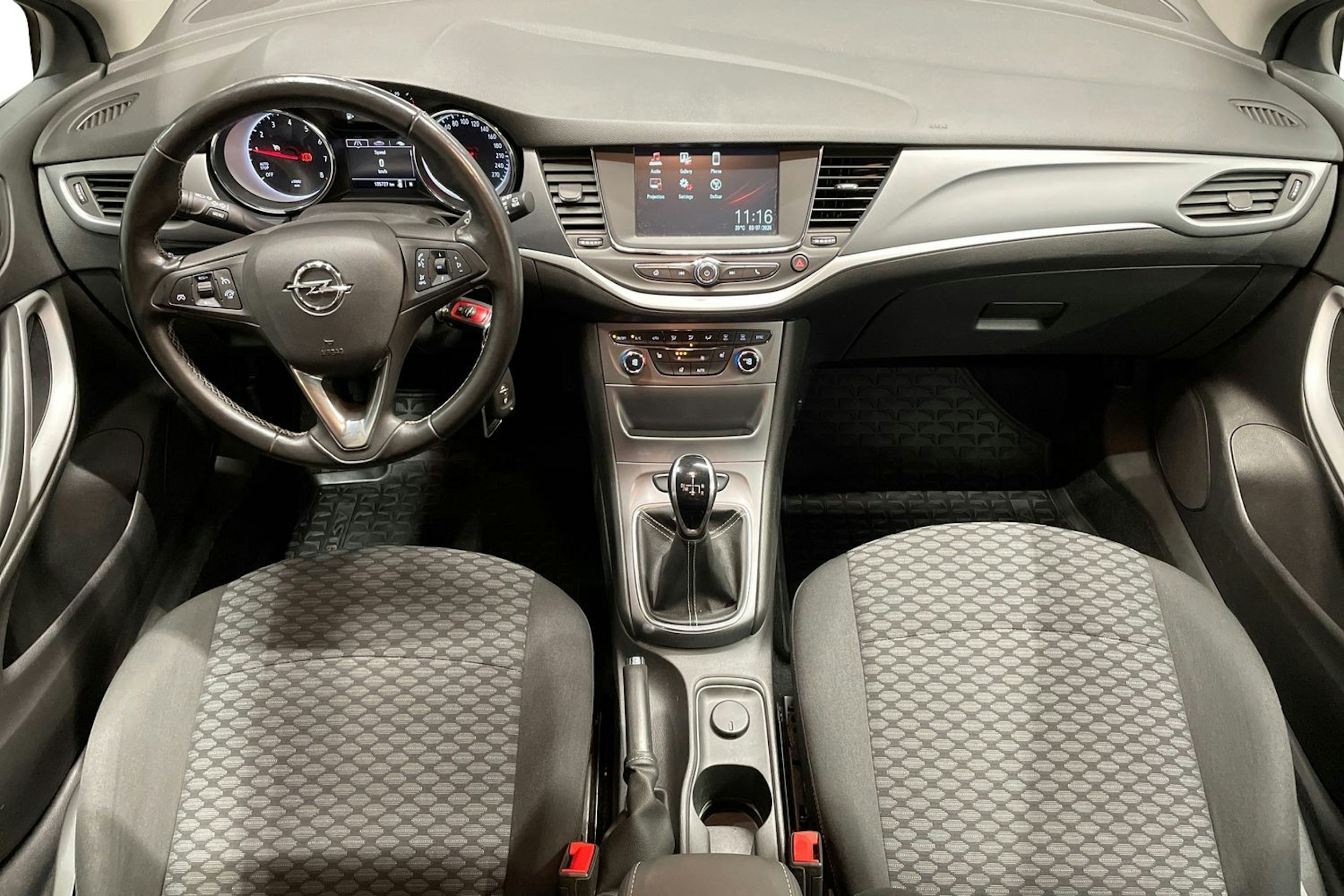 punainen Opel Astra 2018 kuva 7.