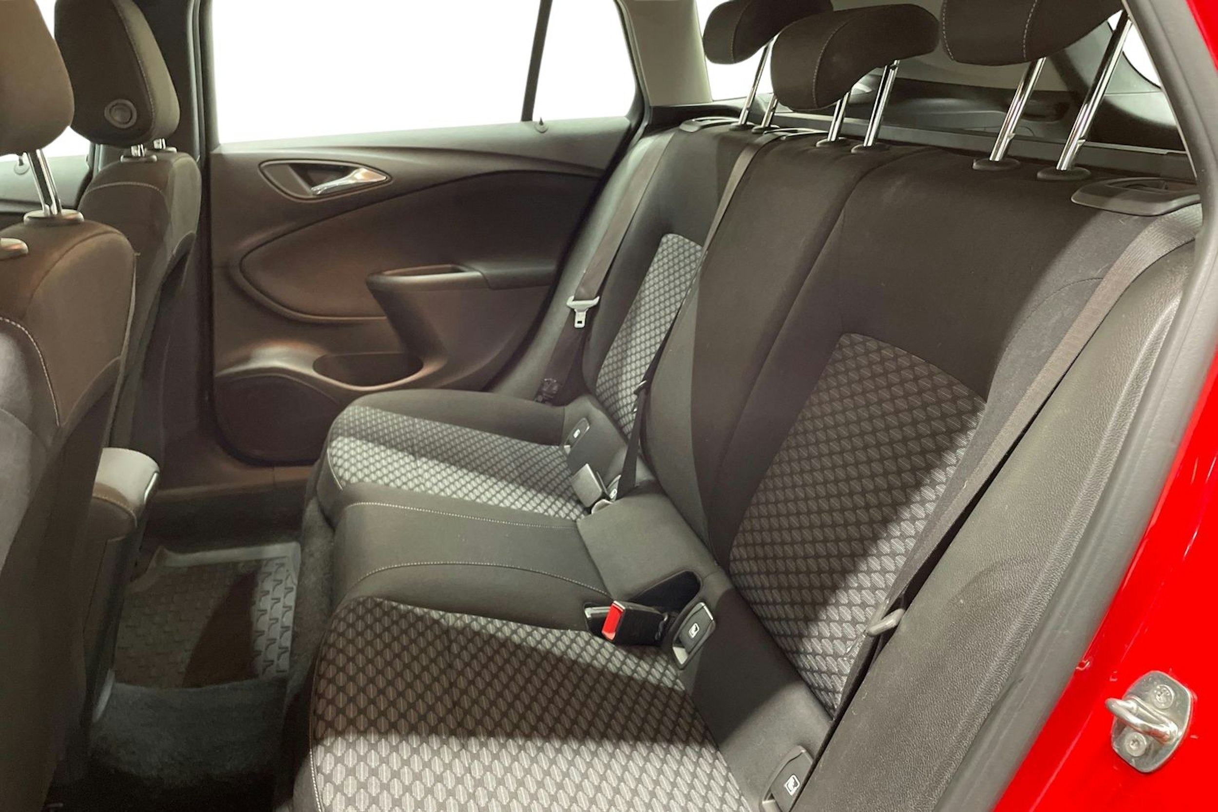 punainen Opel Astra 2018 kuva 8.