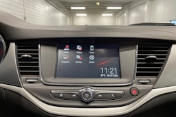 punainen Opel Astra 2018 kuva 14.