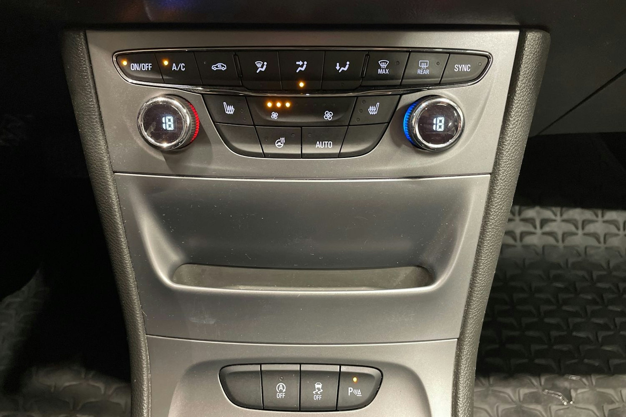 punainen Opel Astra 2018 kuva 15.