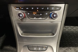 punainen Opel Astra 2018 kuva 15.