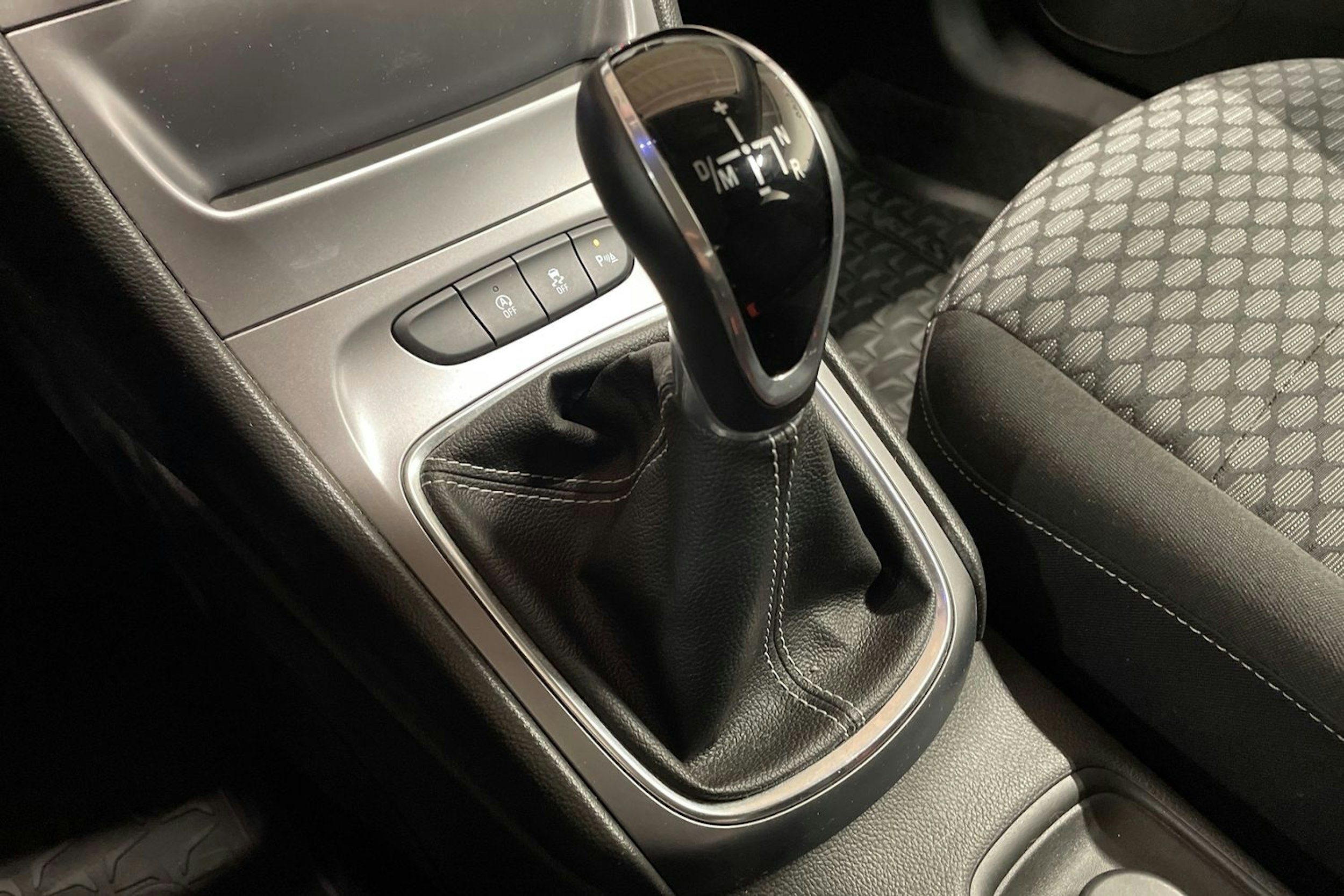 punainen Opel Astra 2018 kuva 16.