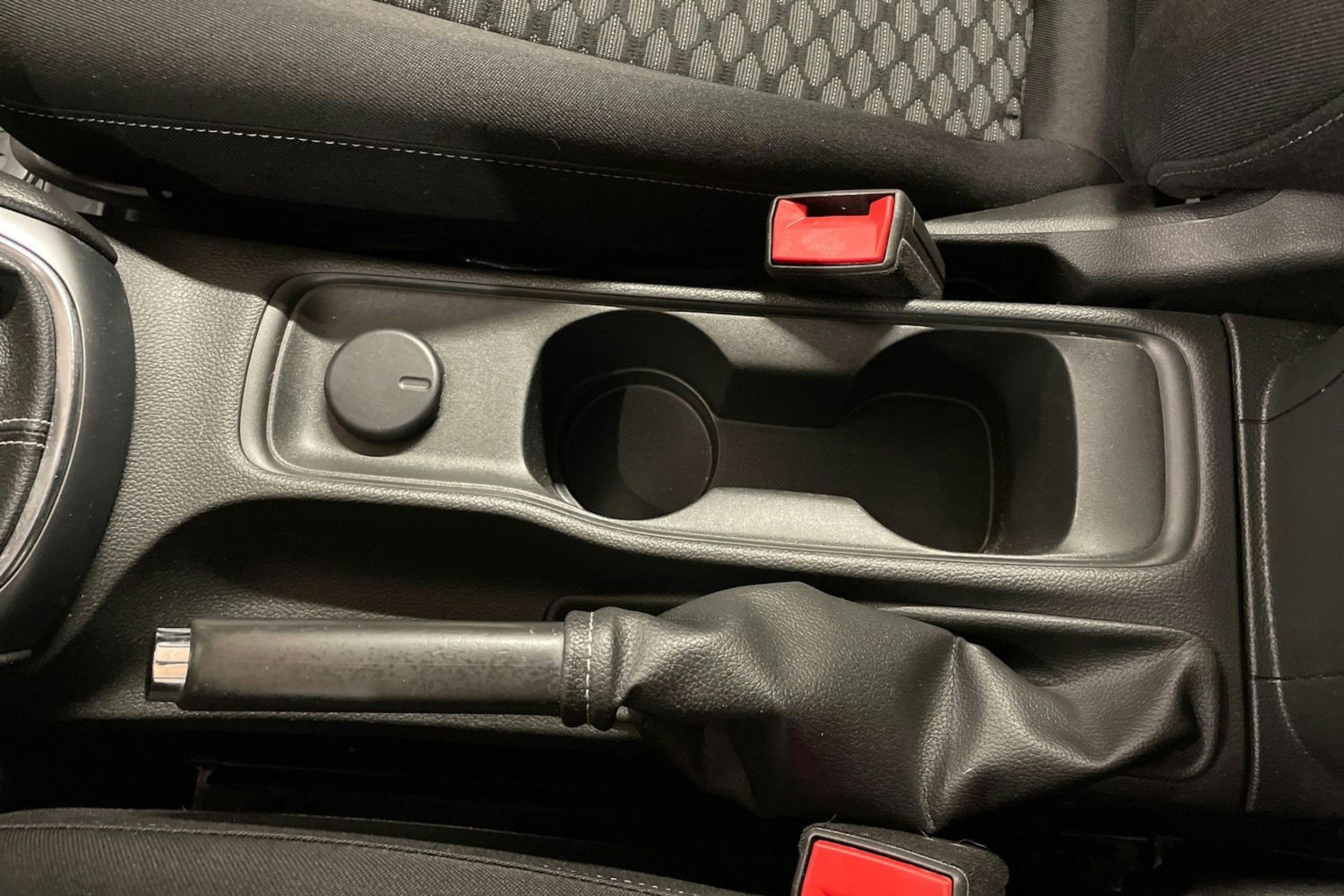 punainen Opel Astra 2018 kuva 17.