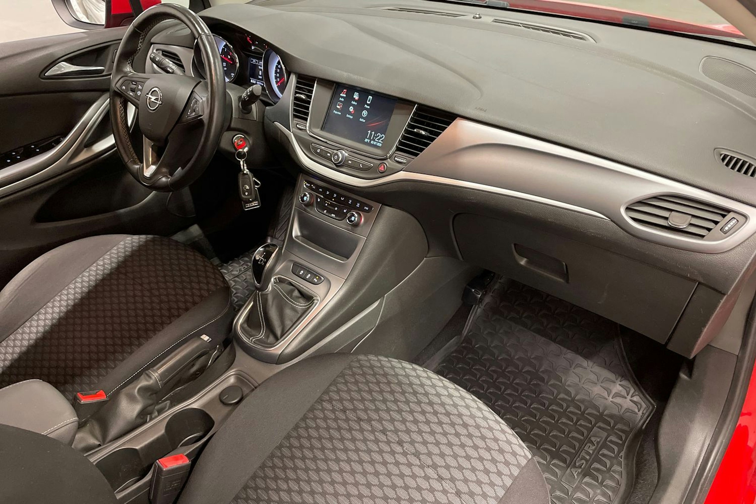 punainen Opel Astra 2018 kuva 24.