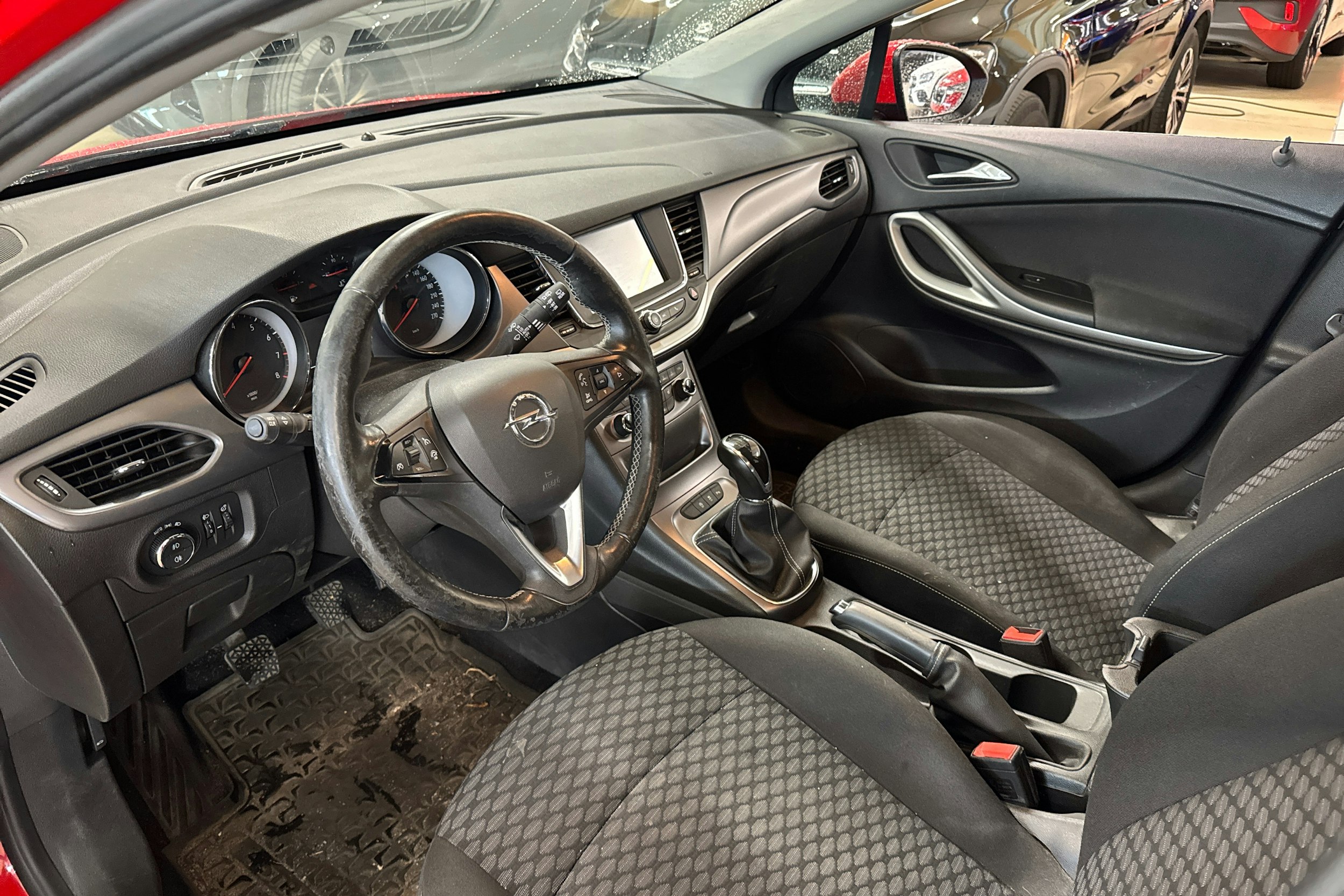 punainen Opel Astra 2018 kuva 3.