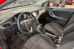 punainen Opel Astra 2018 kuva 3.