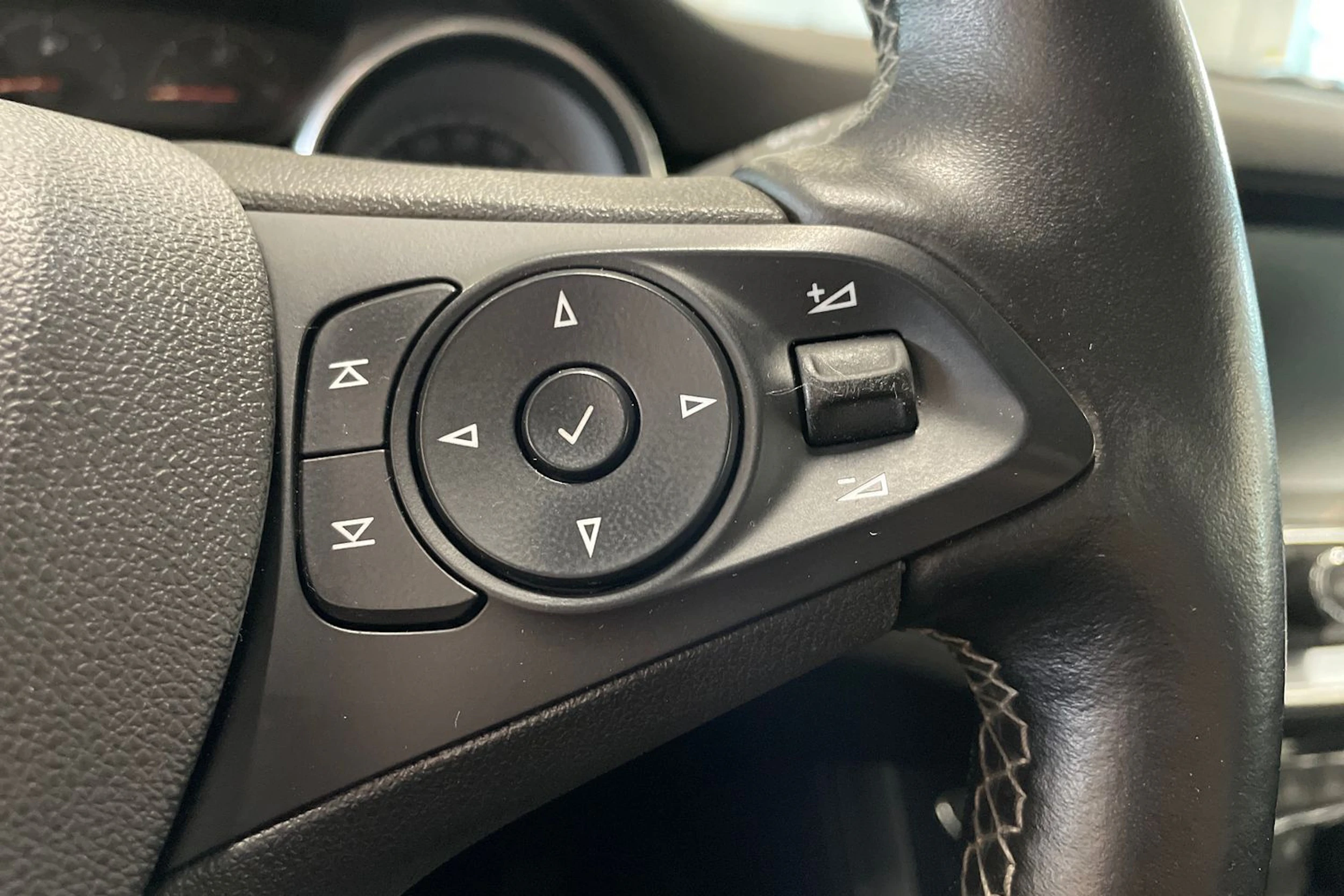 musta Opel Astra 2018 kuva 13.