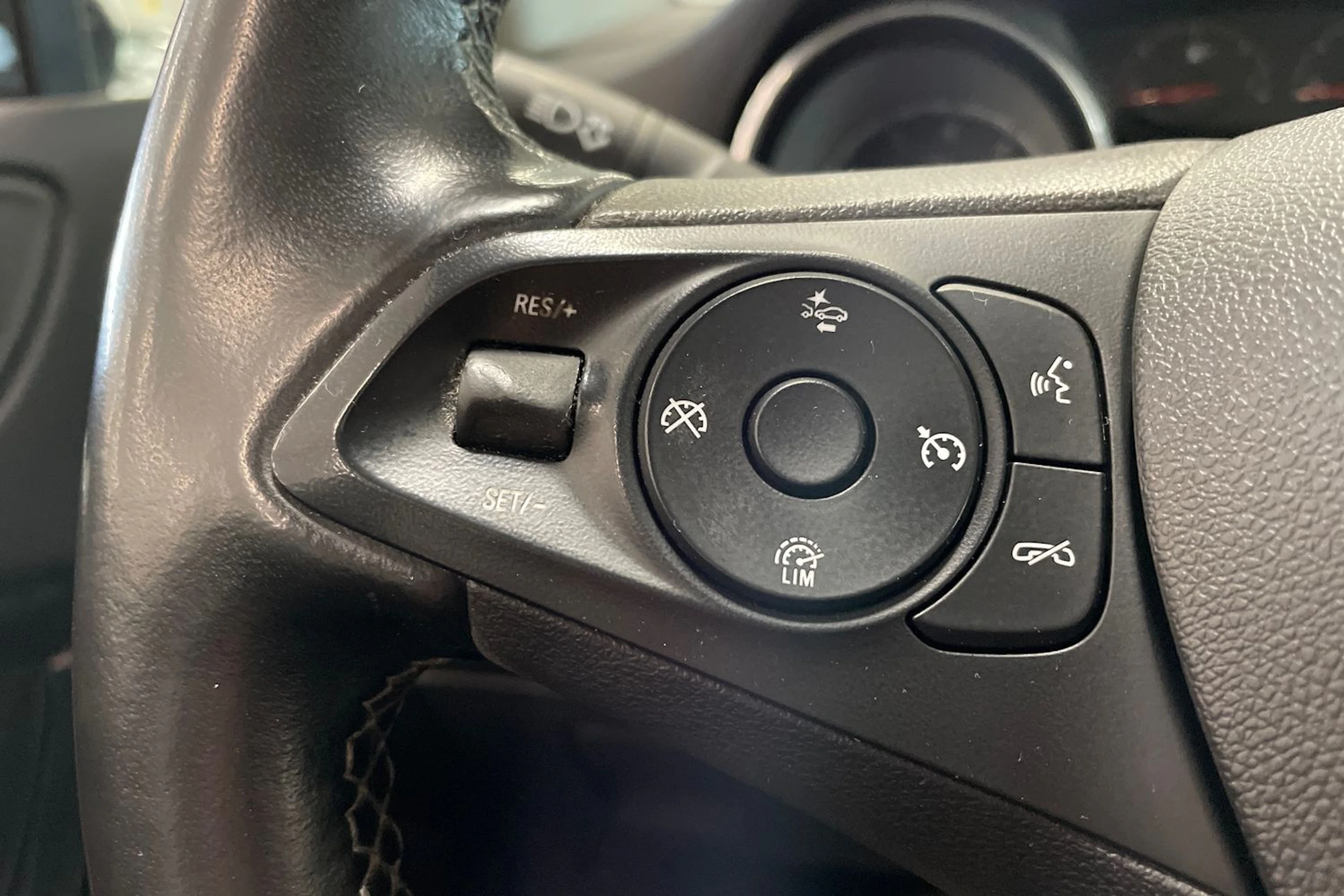 musta Opel Astra 2018 kuva 14.