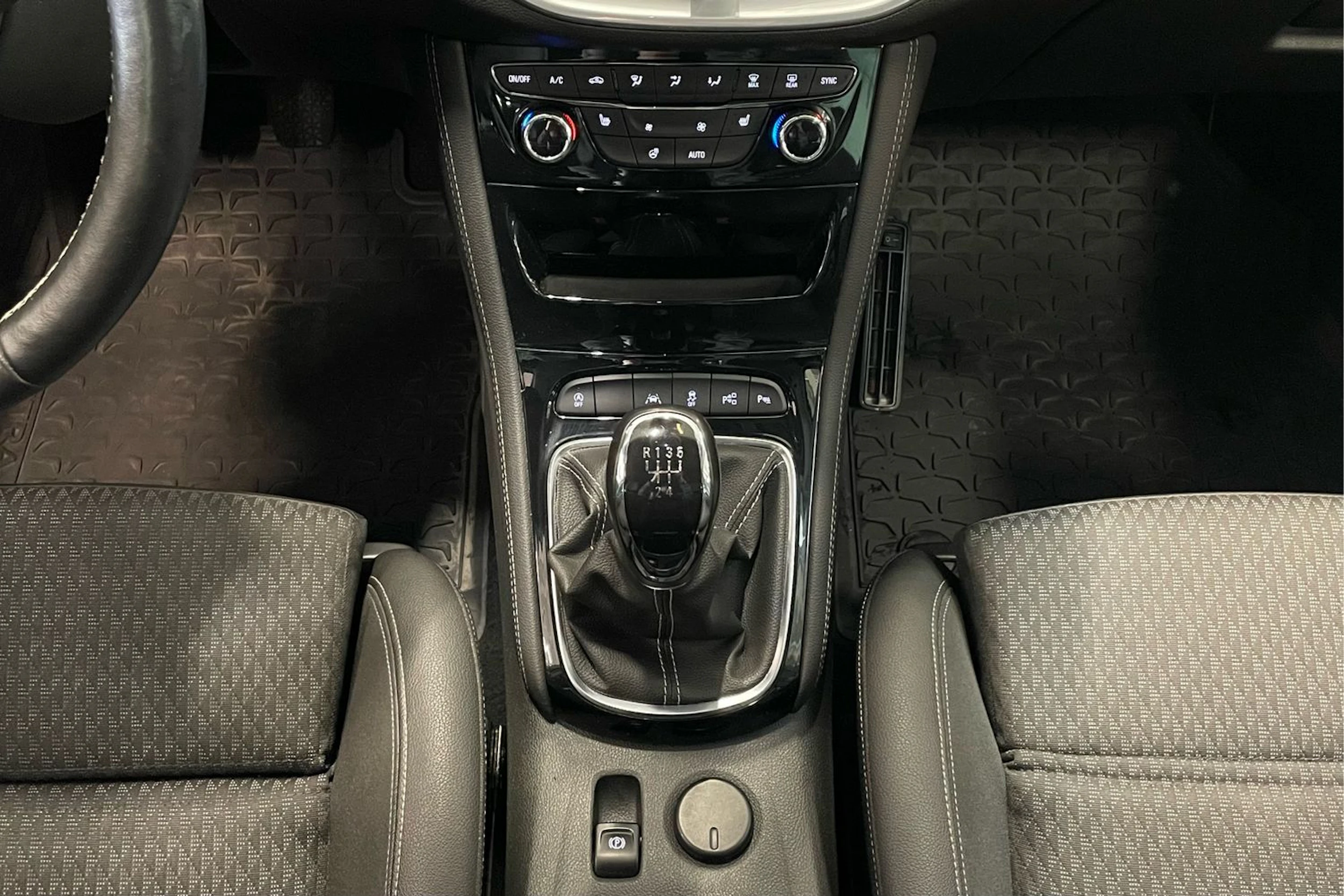 musta Opel Astra 2018 kuva 19.