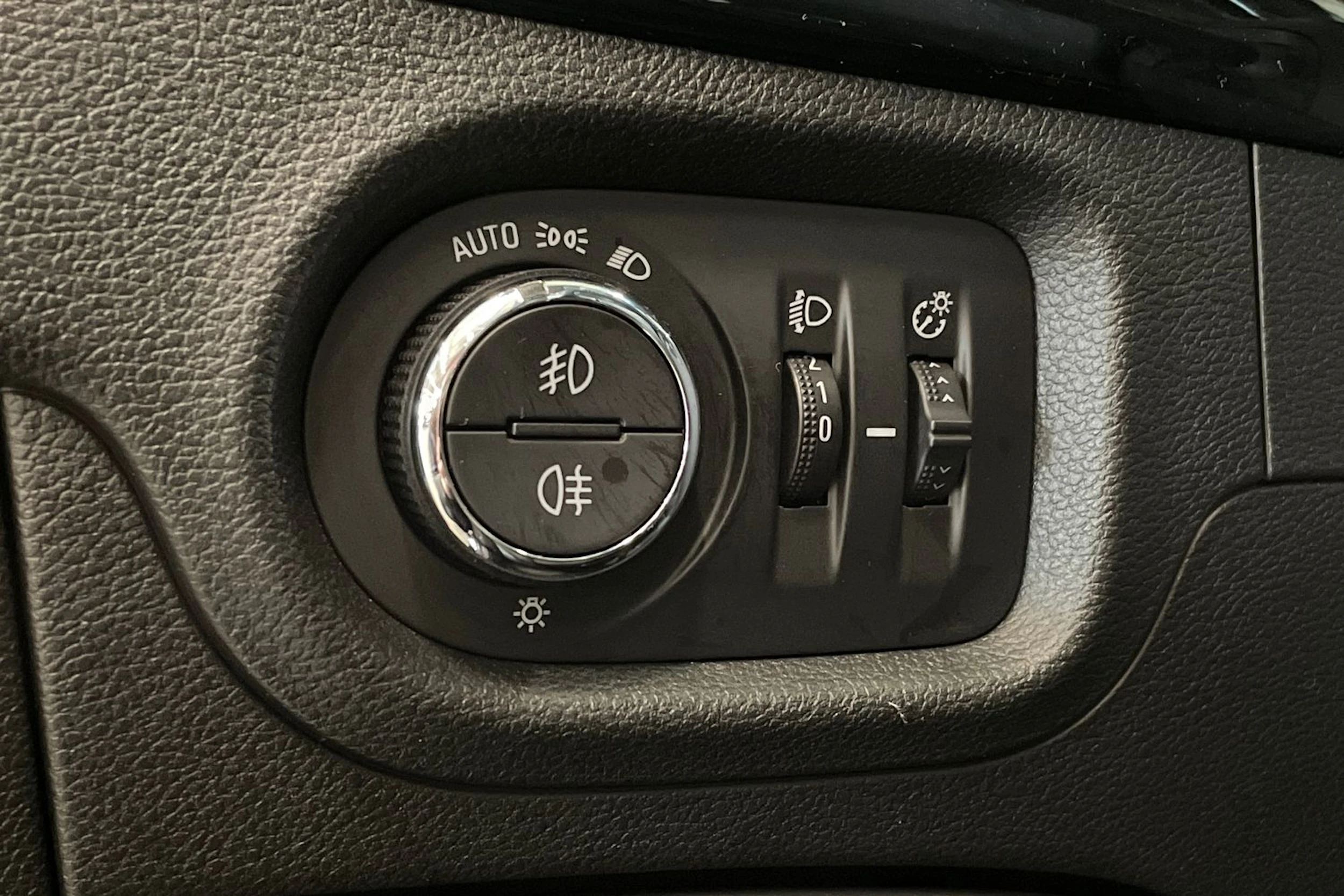 musta Opel Astra 2018 kuva 25.