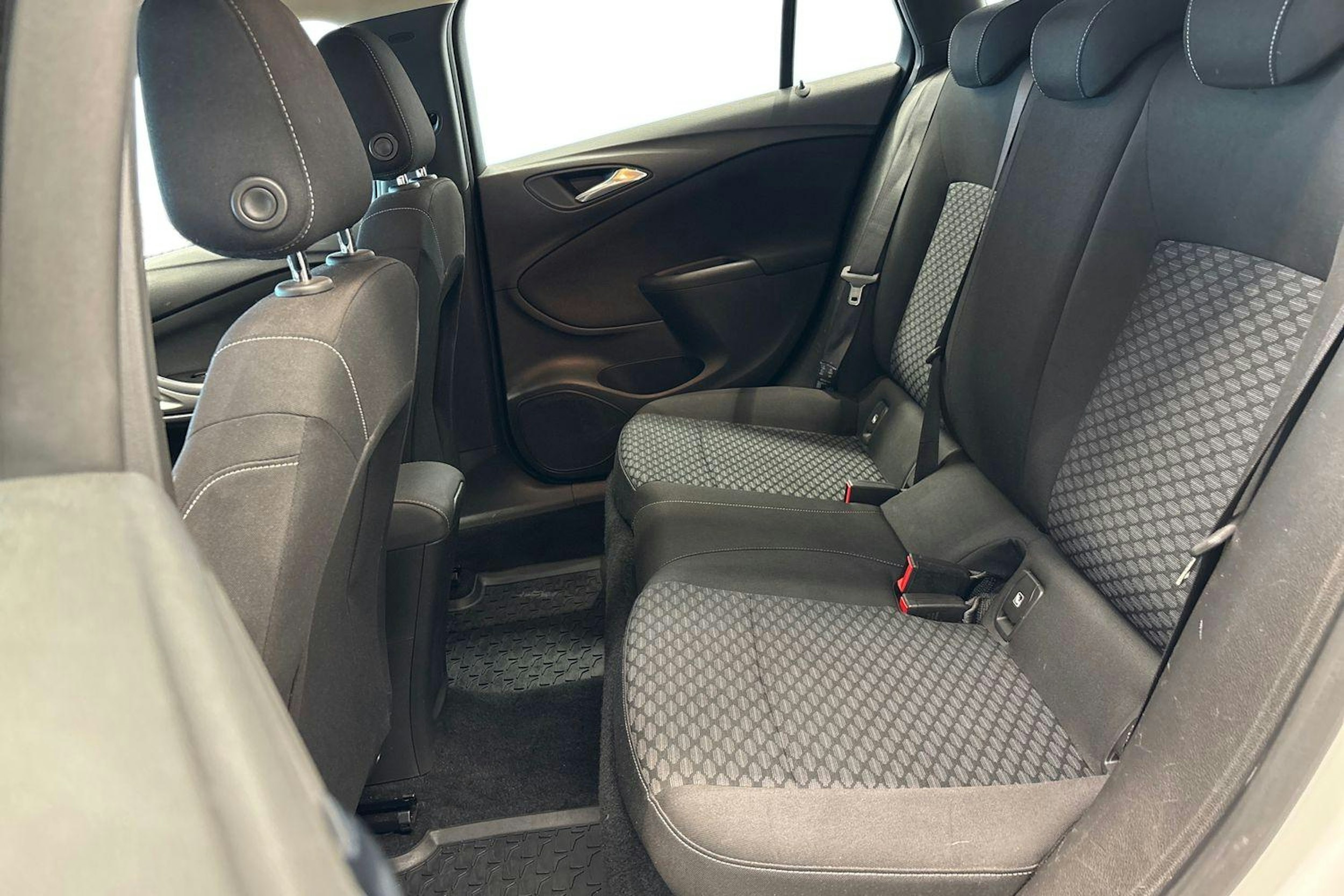 Valkoinen Opel ASTRA 2019 kuva 10.