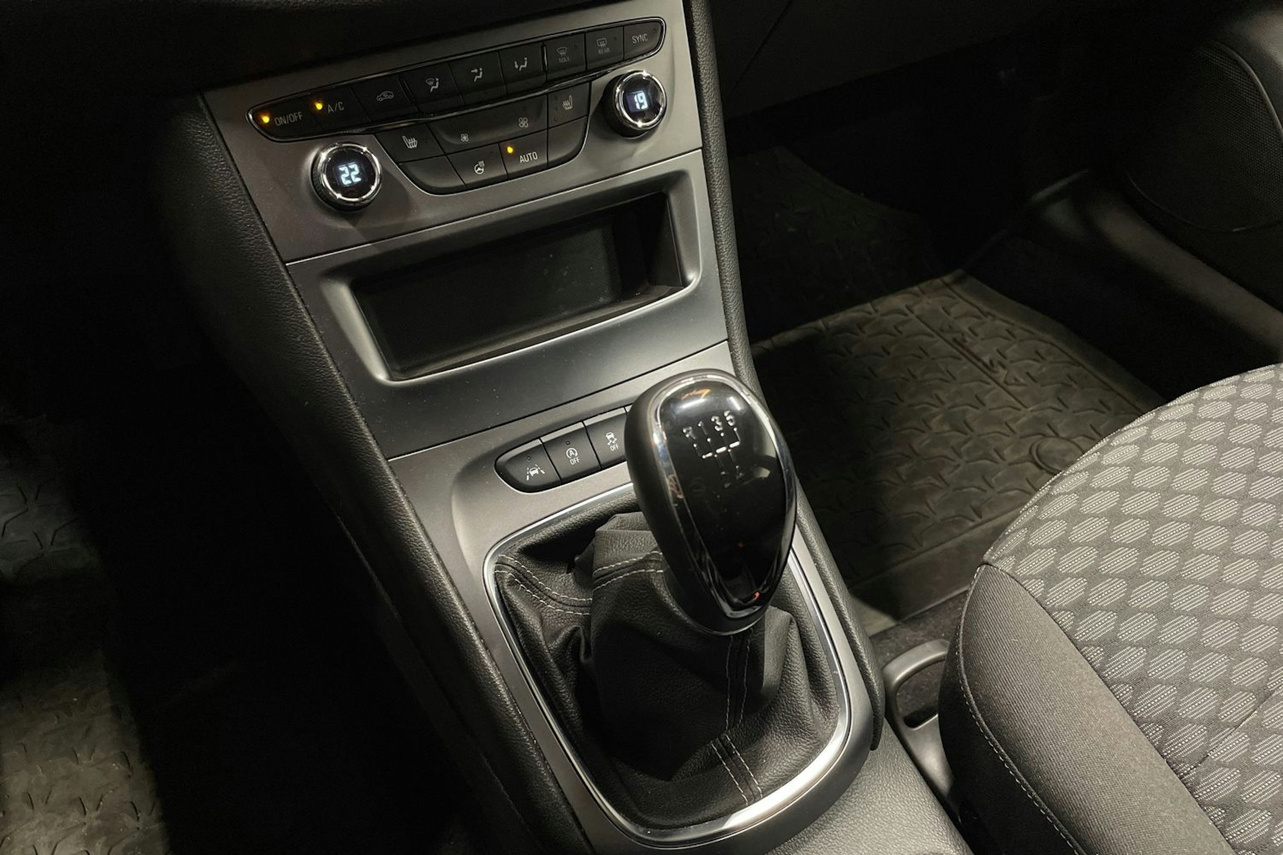 harmaa Opel Astra 2019 kuva 18.
