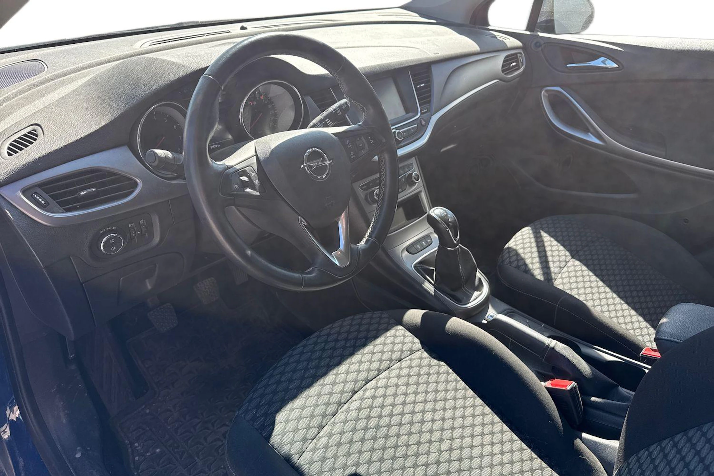 sininen Opel Astra 2019 kuva 3.
