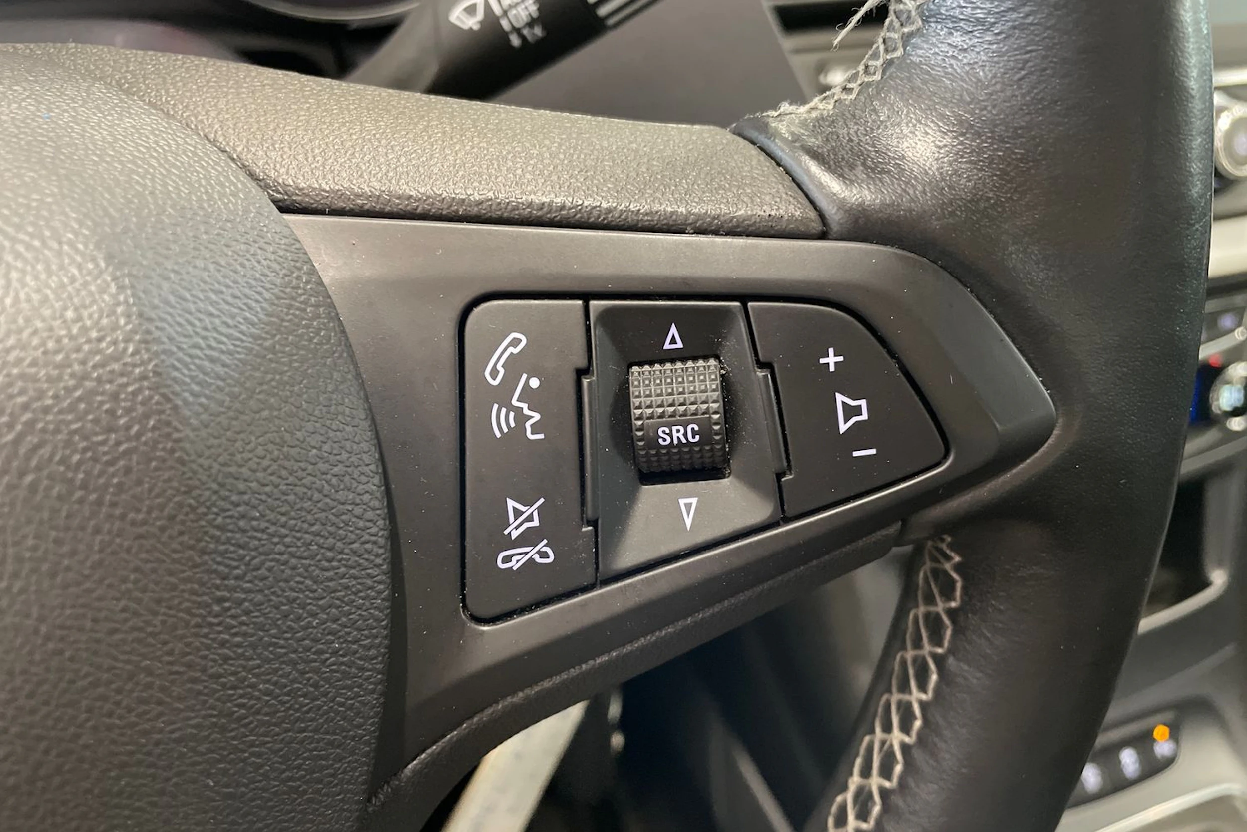 sininen Opel Astra 2019 kuva 18.