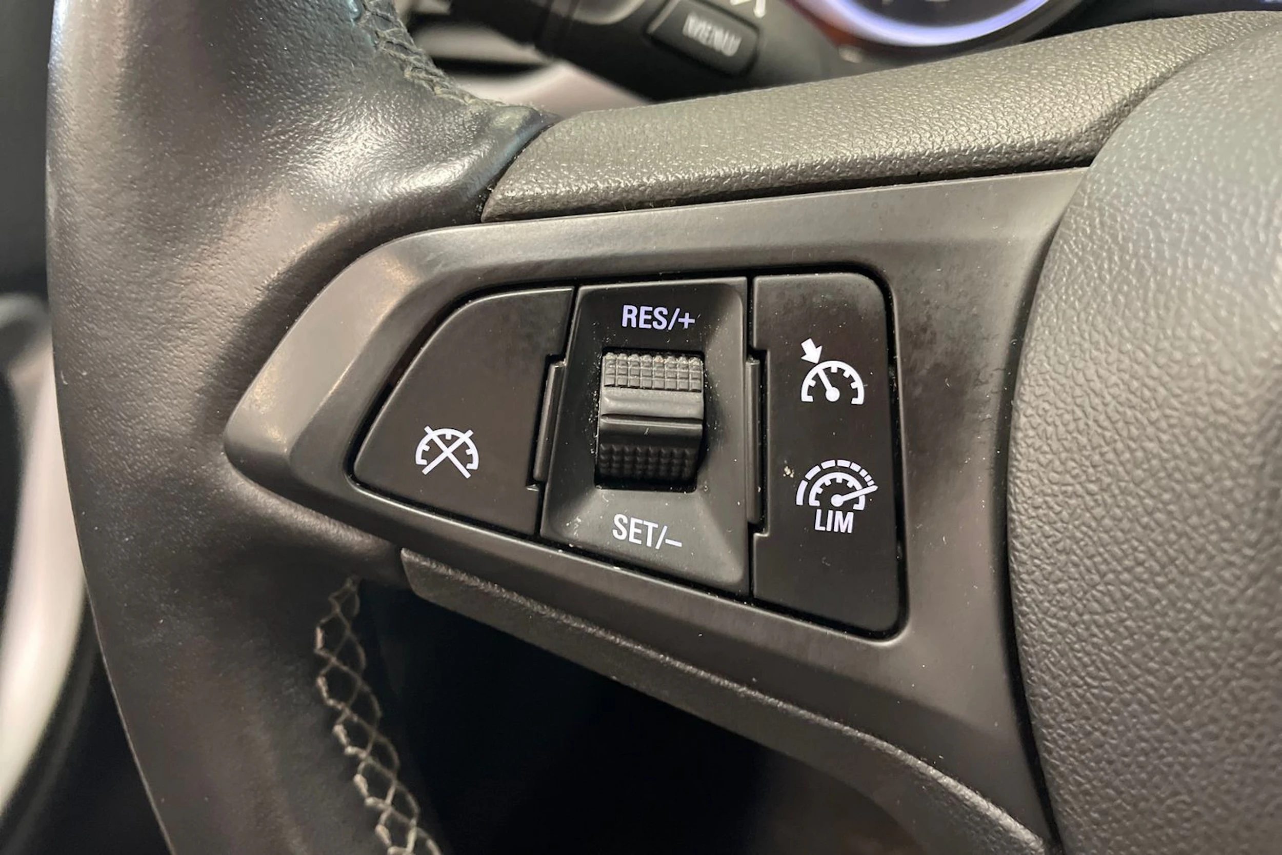 sininen Opel Astra 2019 kuva 19.