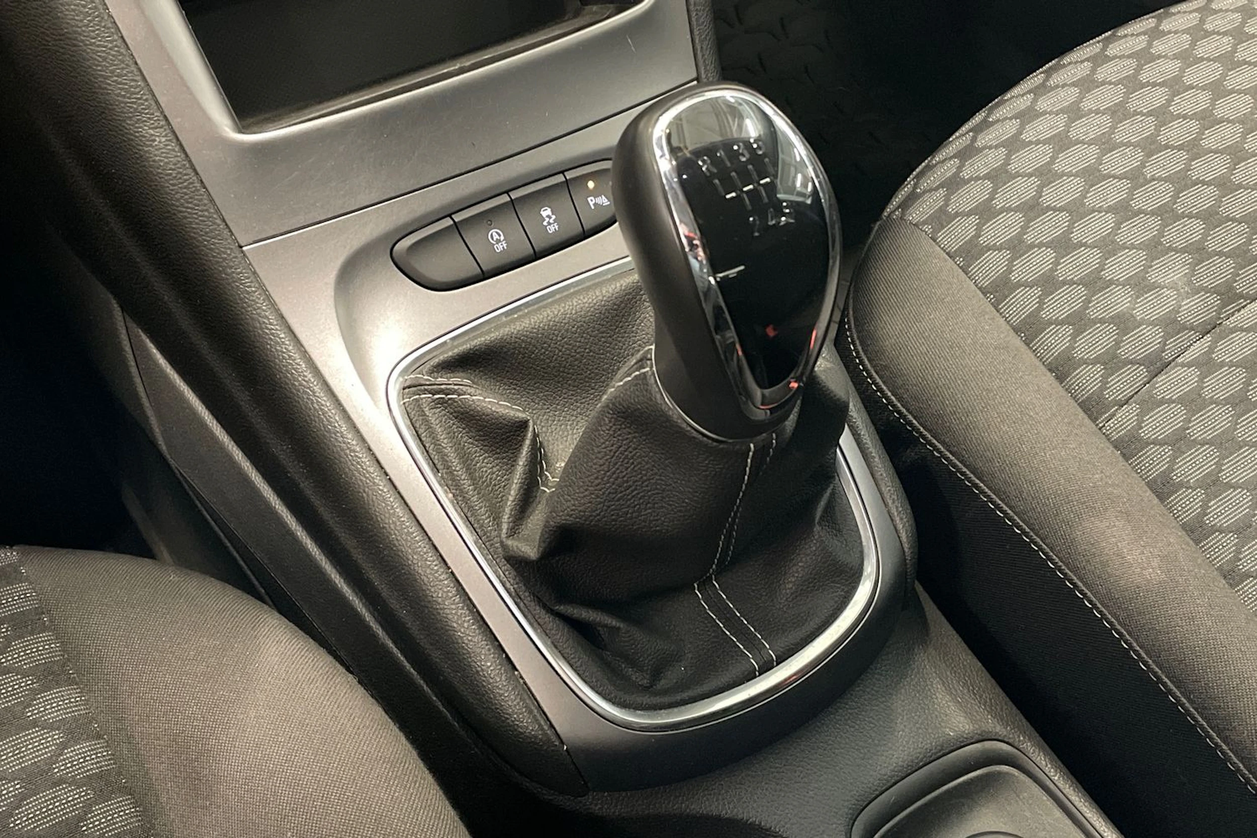 sininen Opel Astra 2019 kuva 24.
