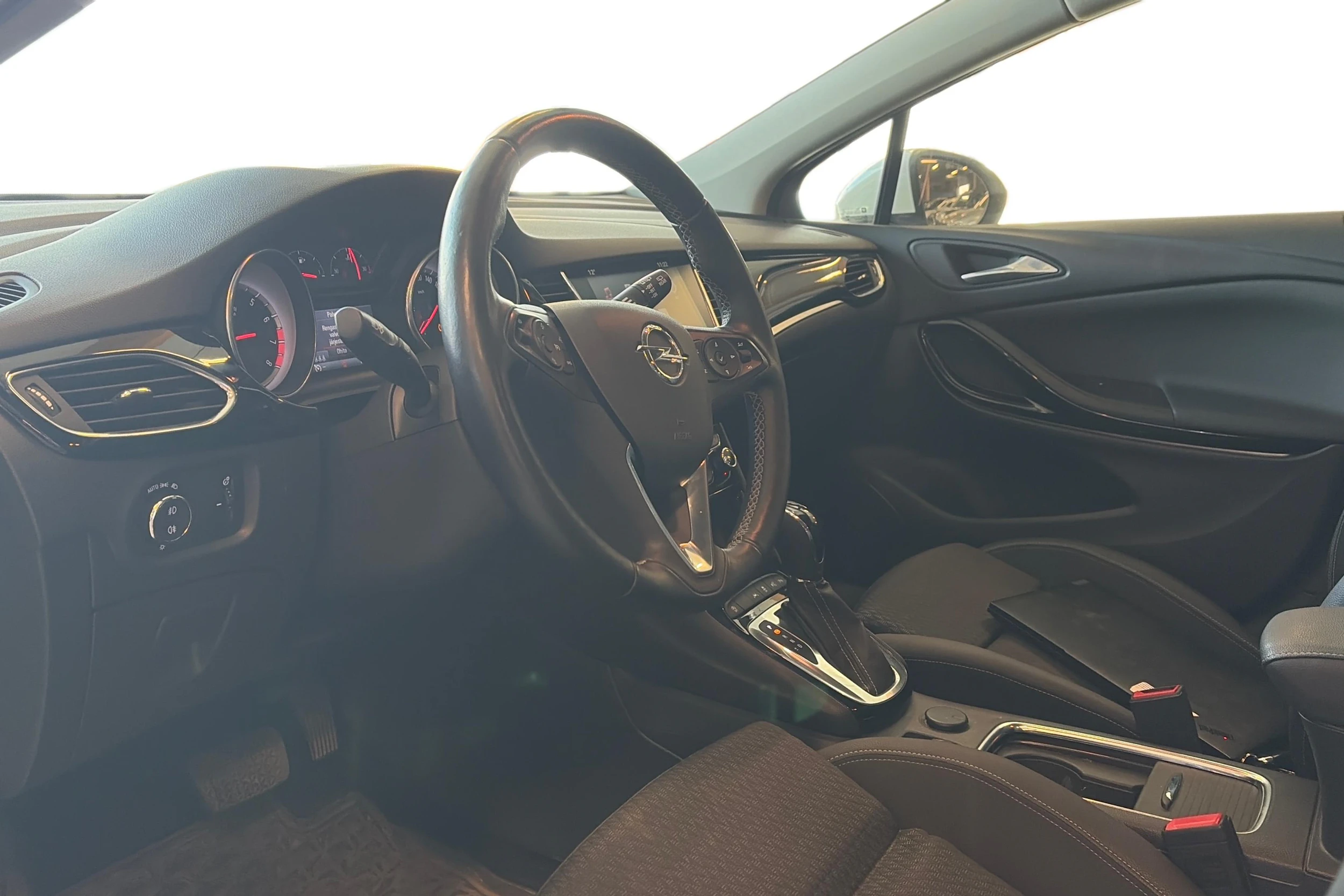 valkoinen Opel Astra 2019 kuva 3.