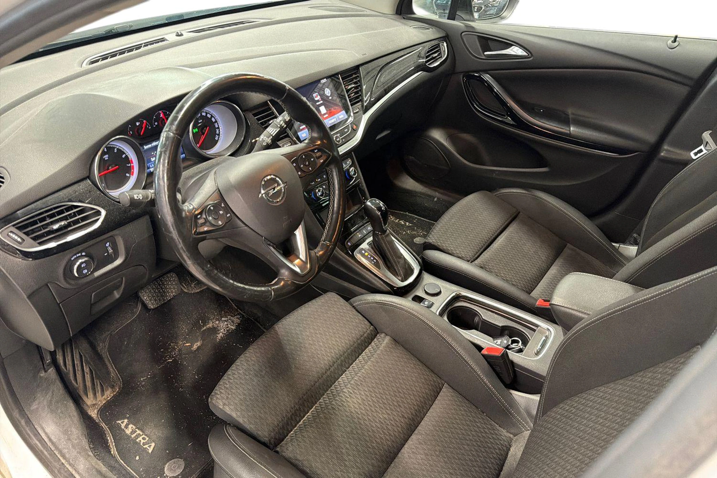 valkoinen Opel Astra 2019 kuva 3.