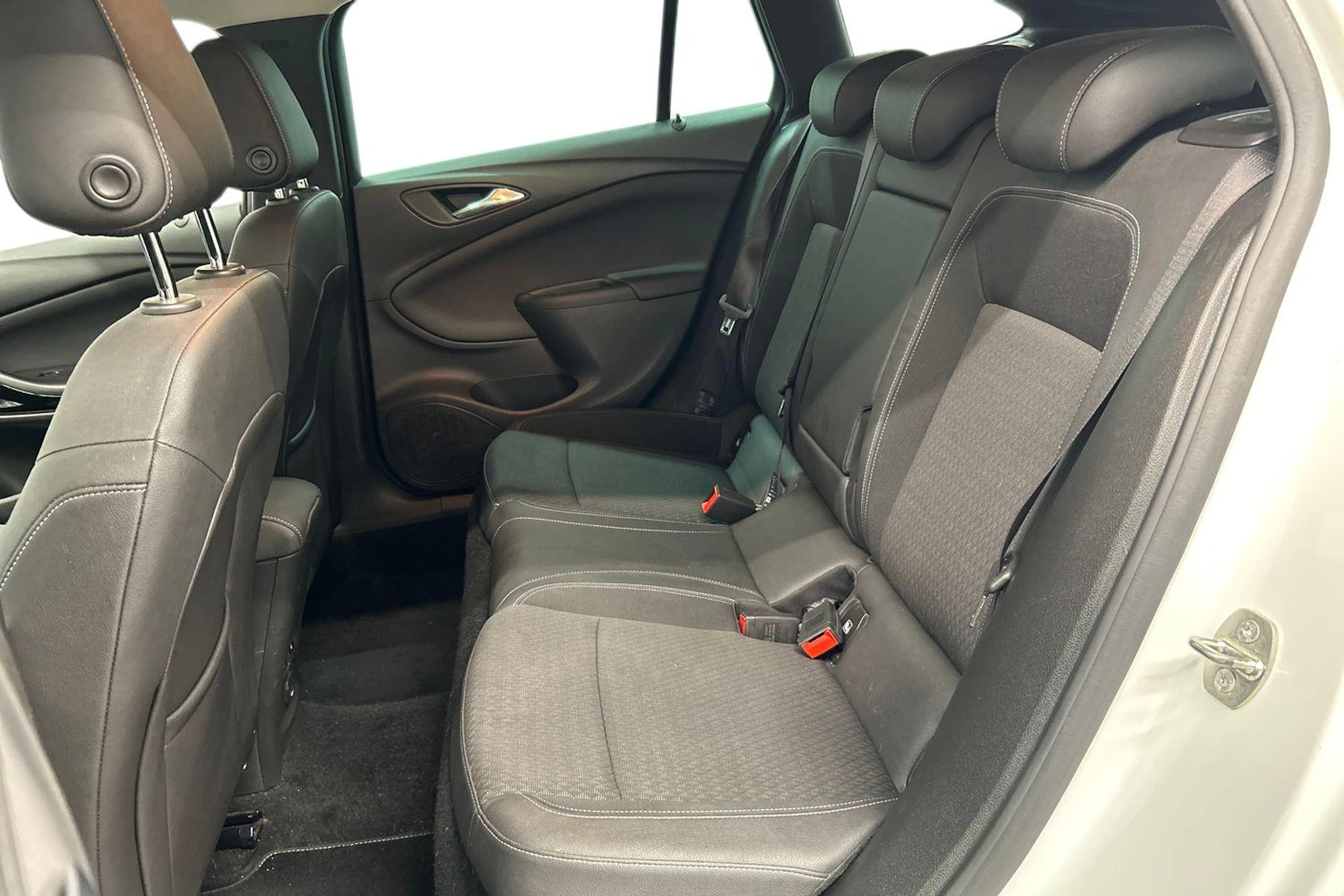 valkoinen Opel Astra 2019 kuva 8.