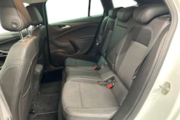 valkoinen Opel Astra 2019 kuva 8.