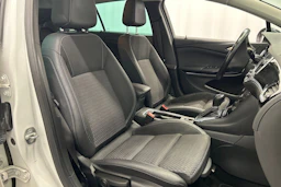 valkoinen Opel Astra 2019 kuva 11.